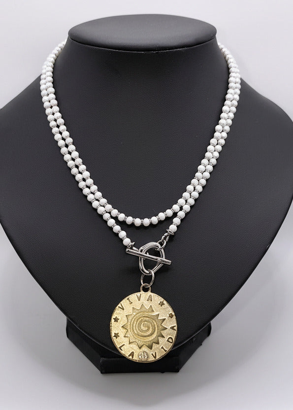 Weisse Halskette lang mit kleinen Perlchen und rundem Anhänger im Silber-Vintage Look