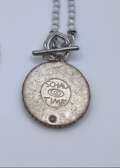 Weisse Halskette lang mit kleinen Perlchen und rundem Anhänger im Silber-Vintage Look