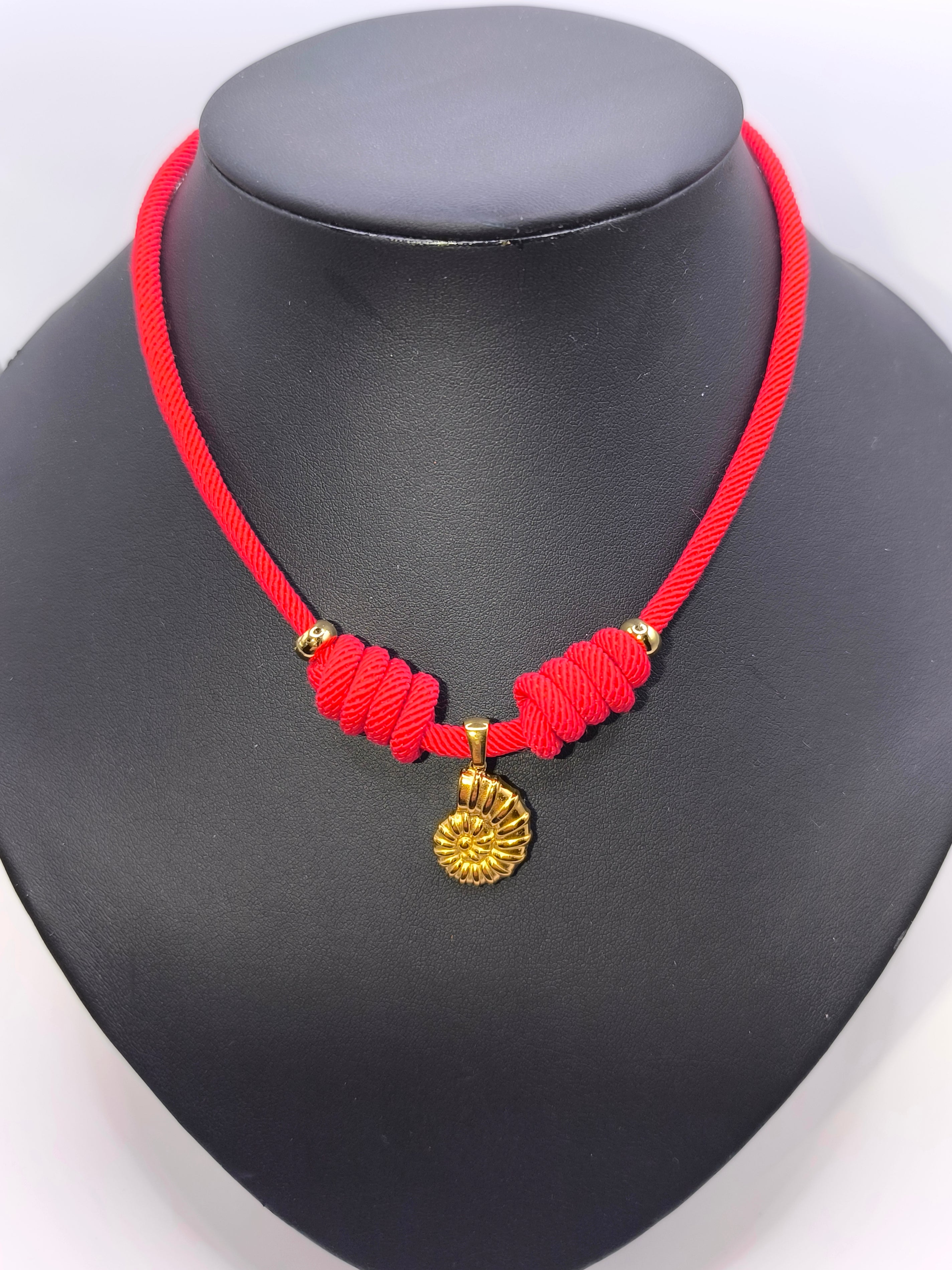 Halskette aus Seil rot mit Muschelanhänger aus Edelstahl gold