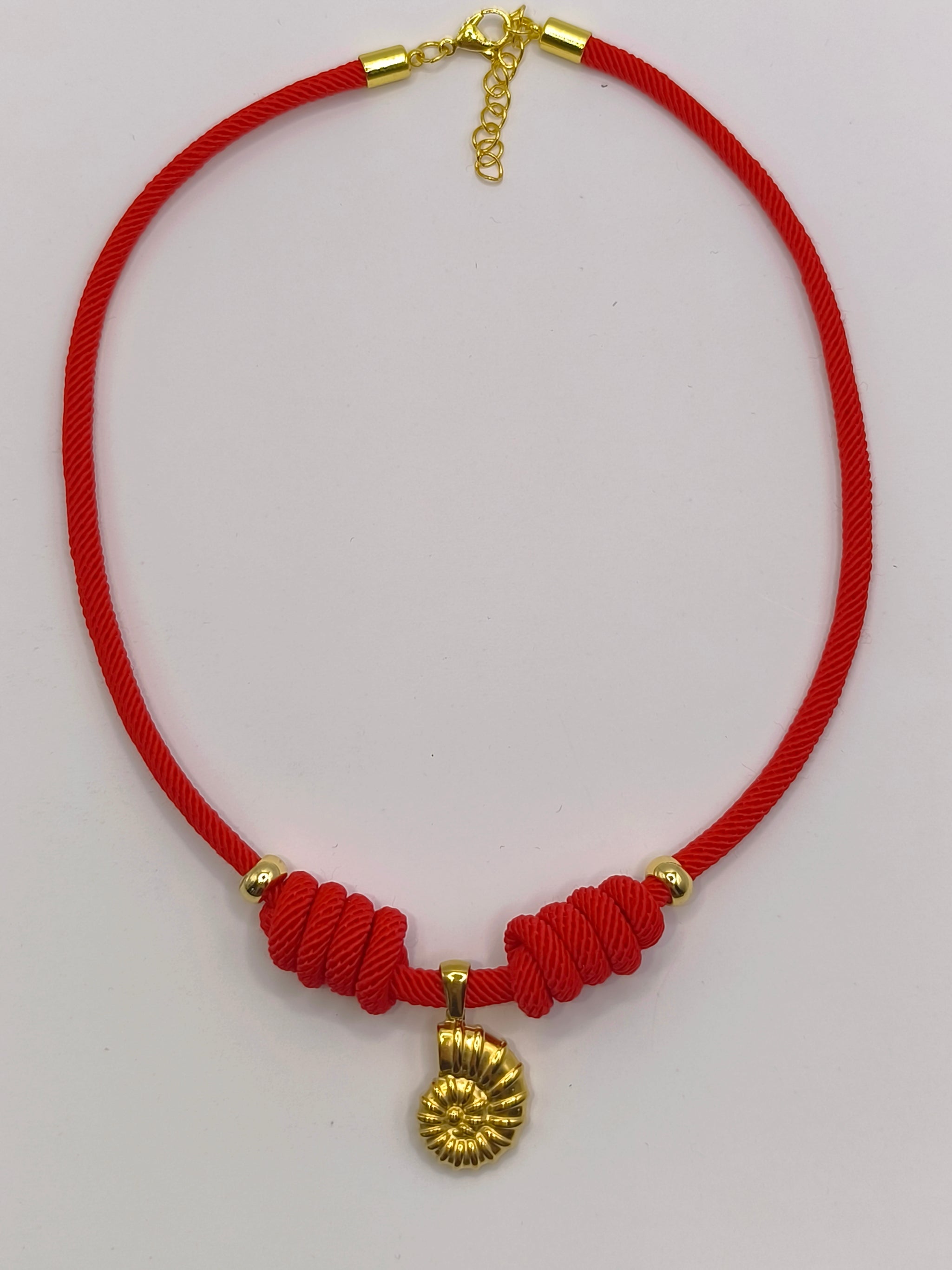 Halskette aus Seil rot mit Muschelanhänger aus Edelstahl gold