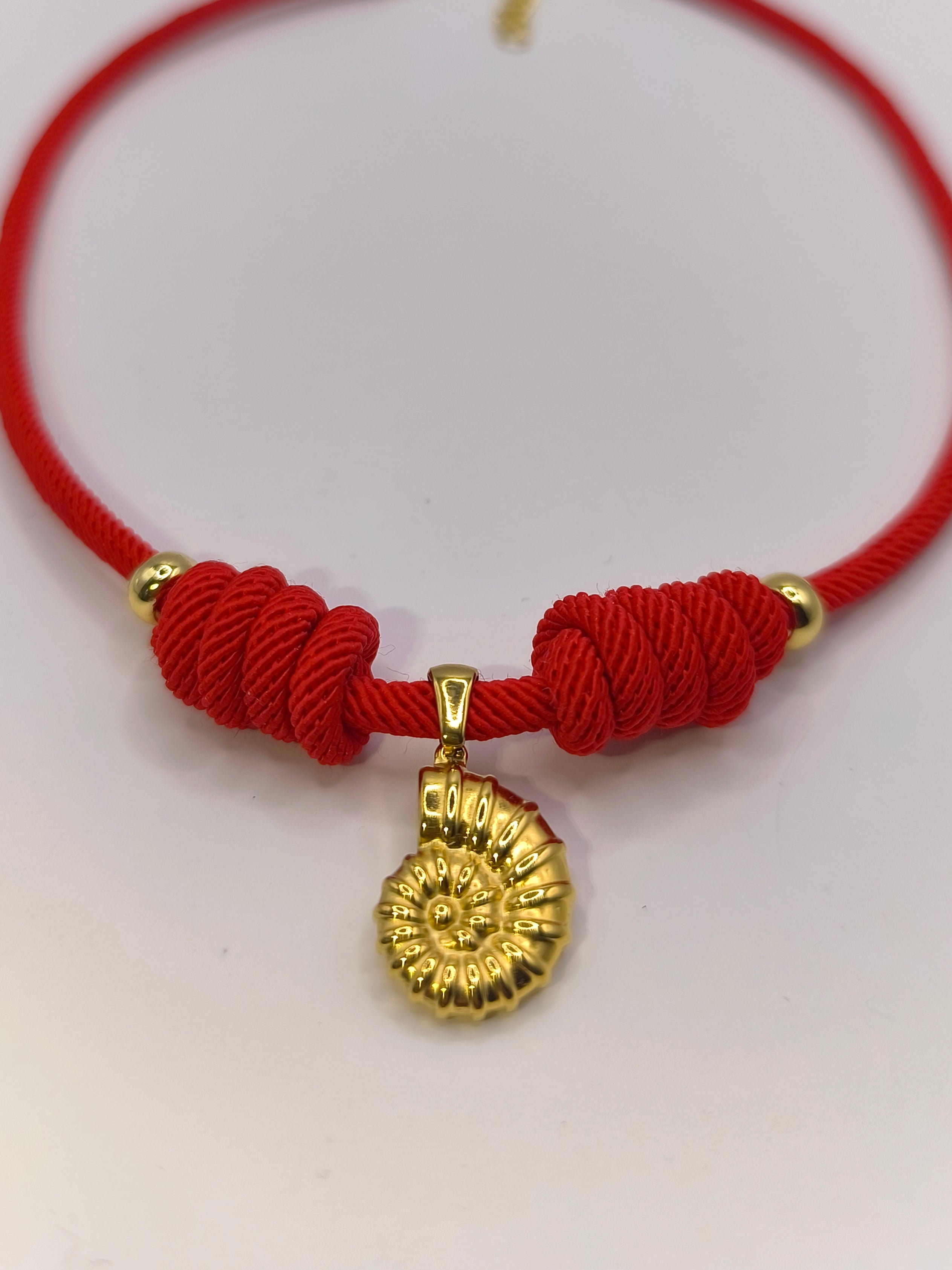 Halskette aus Seil rot mit Muschelanhänger aus Edelstahl gold