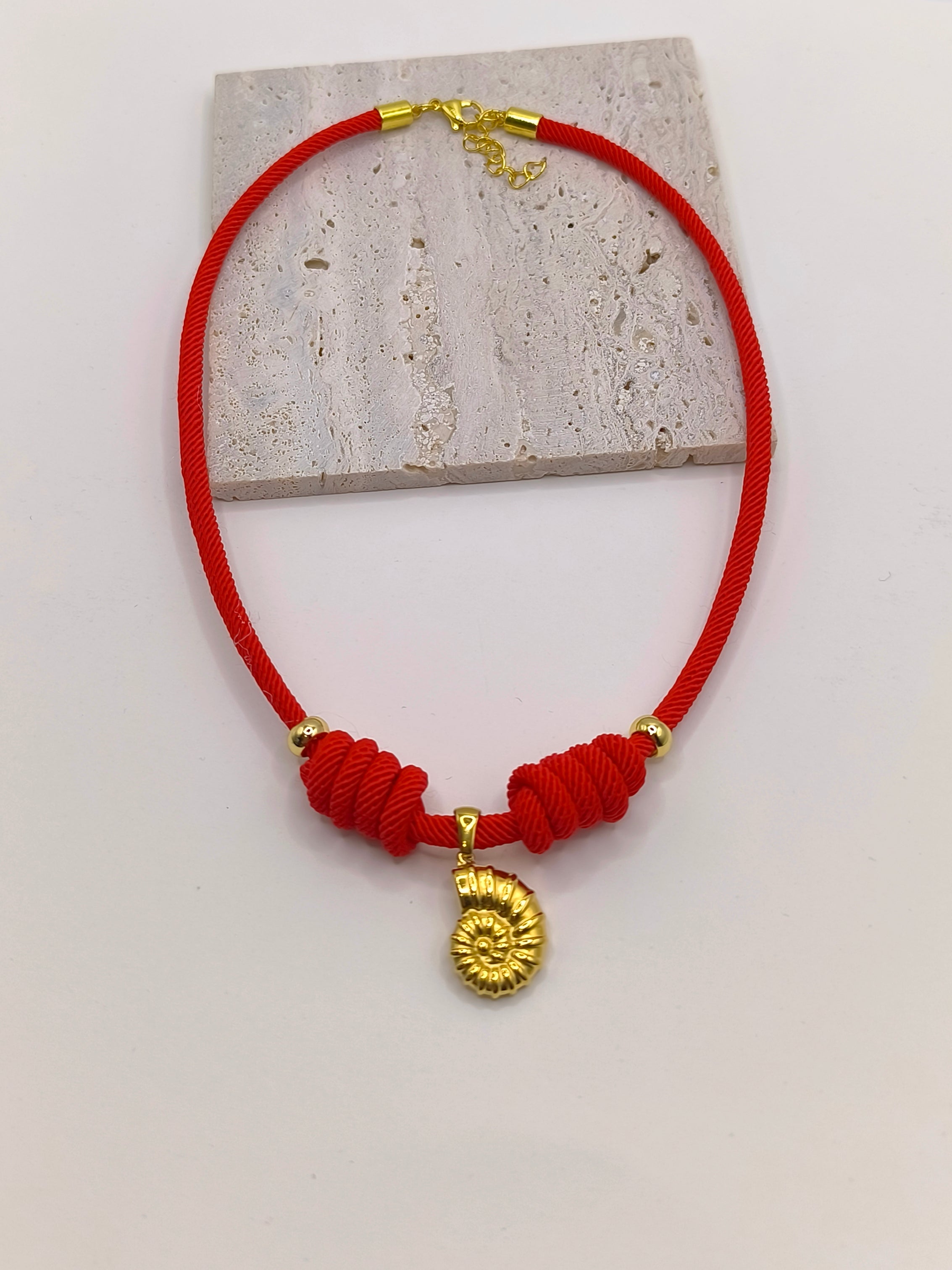 Halskette aus Seil rot mit Muschelanhänger aus Edelstahl gold