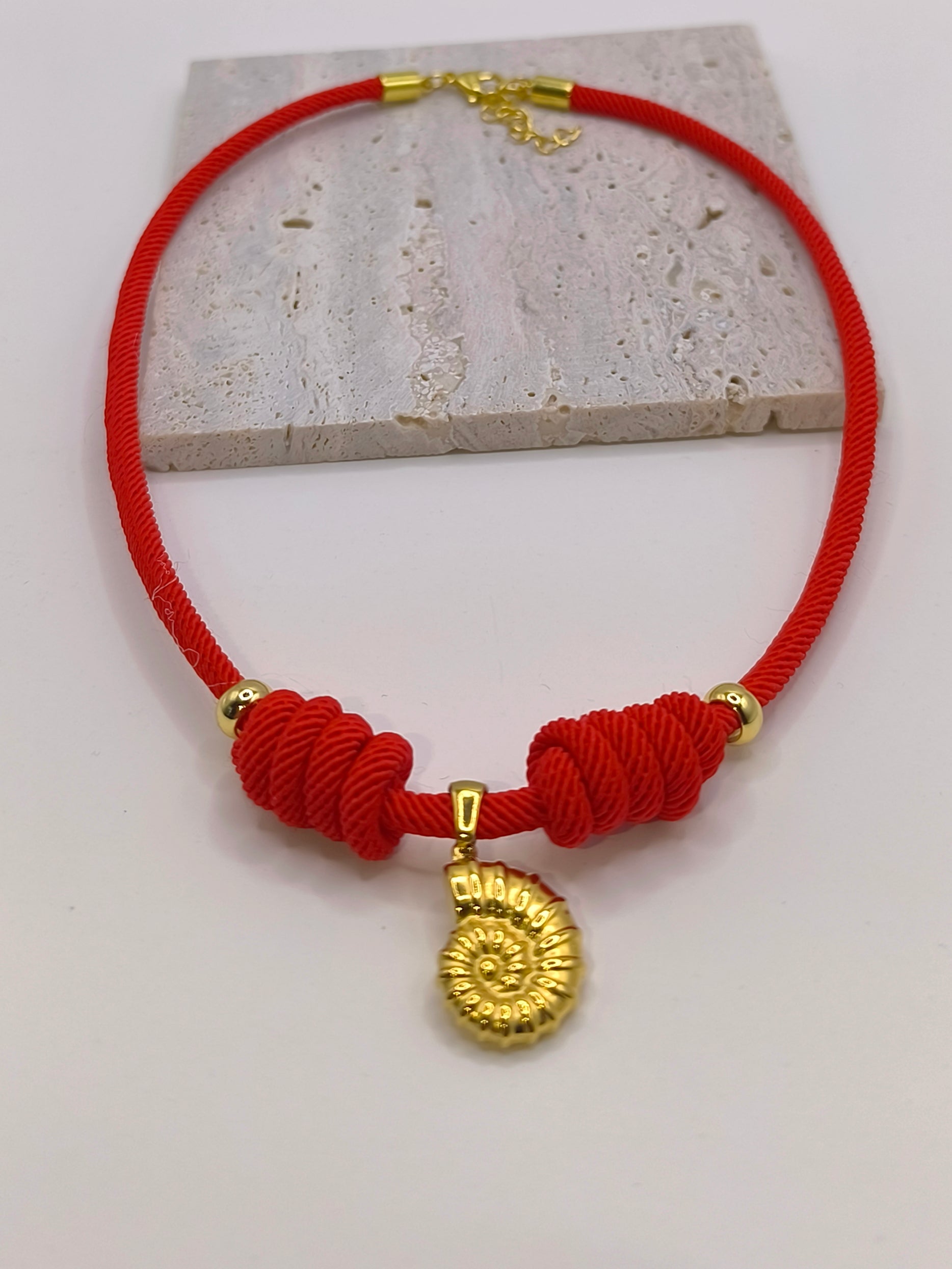 Halskette aus Seil rot mit Muschelanhänger aus Edelstahl gold