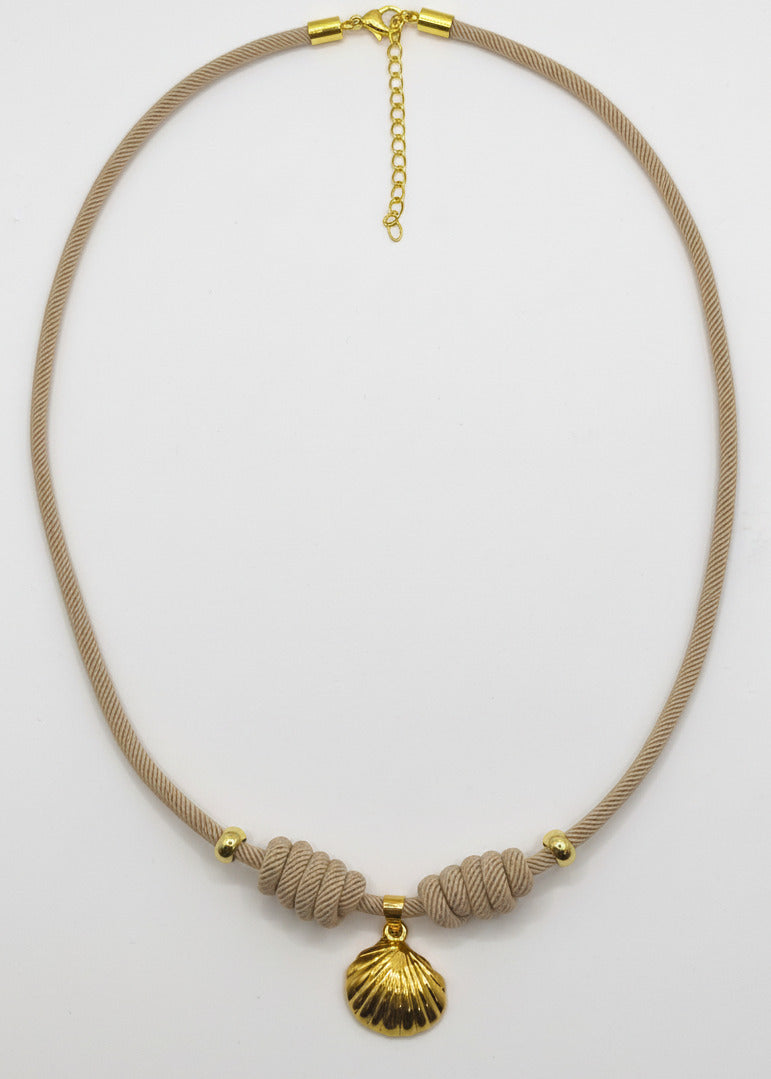 Halskette aus Seil beige mit Muschelanhänger aus Edelstahl gold