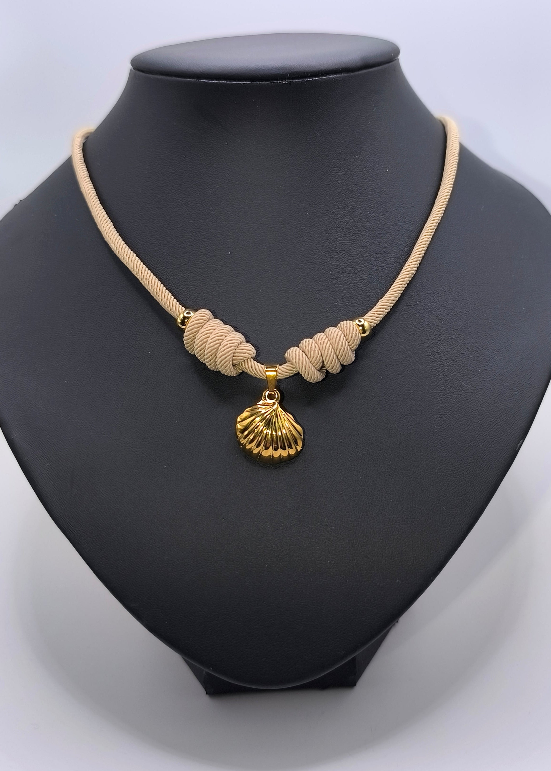 Halskette aus Seil beige mit Muschelanhänger aus Edelstahl gold