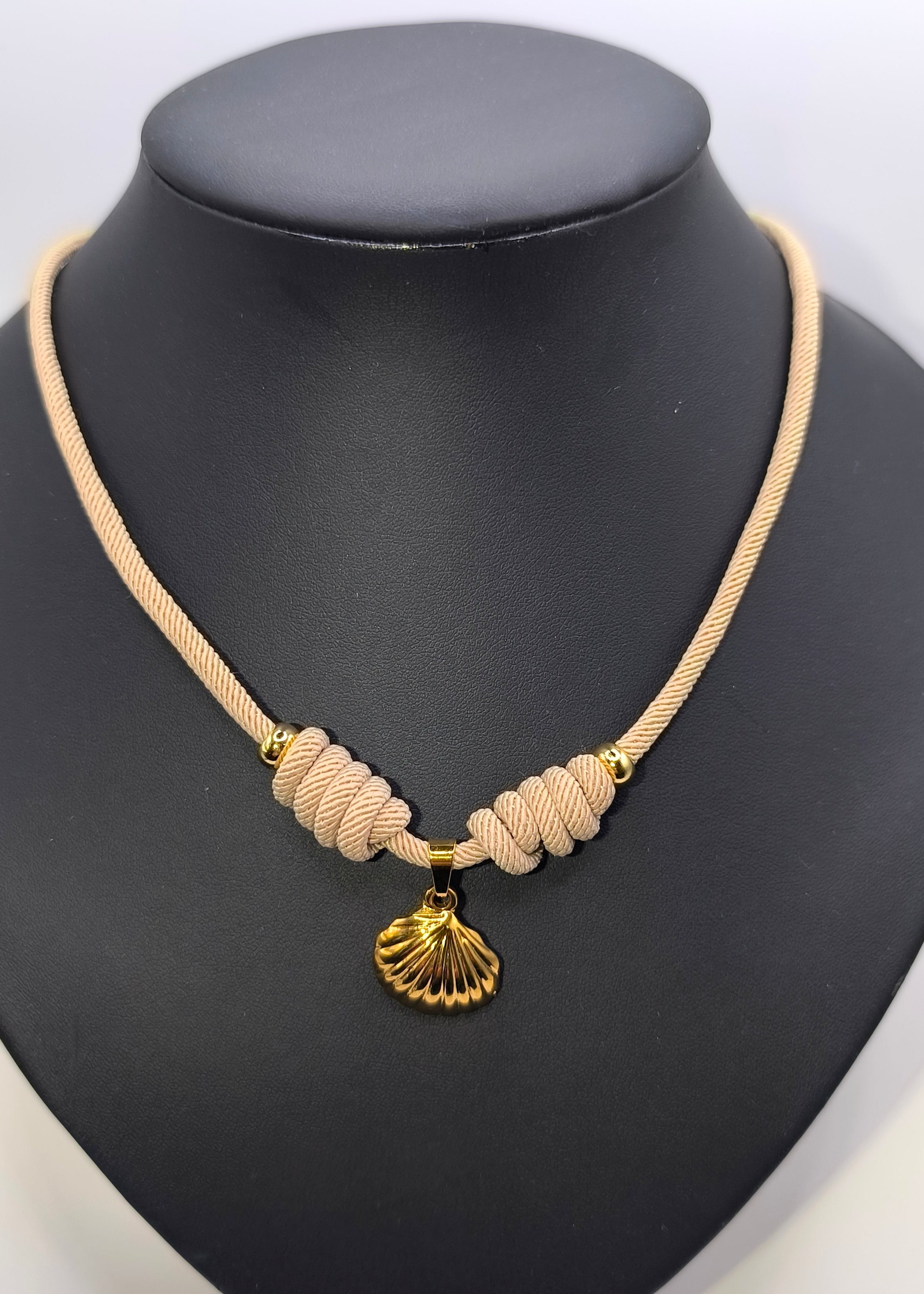 Halskette aus Seil beige mit Muschelanhänger aus Edelstahl gold
