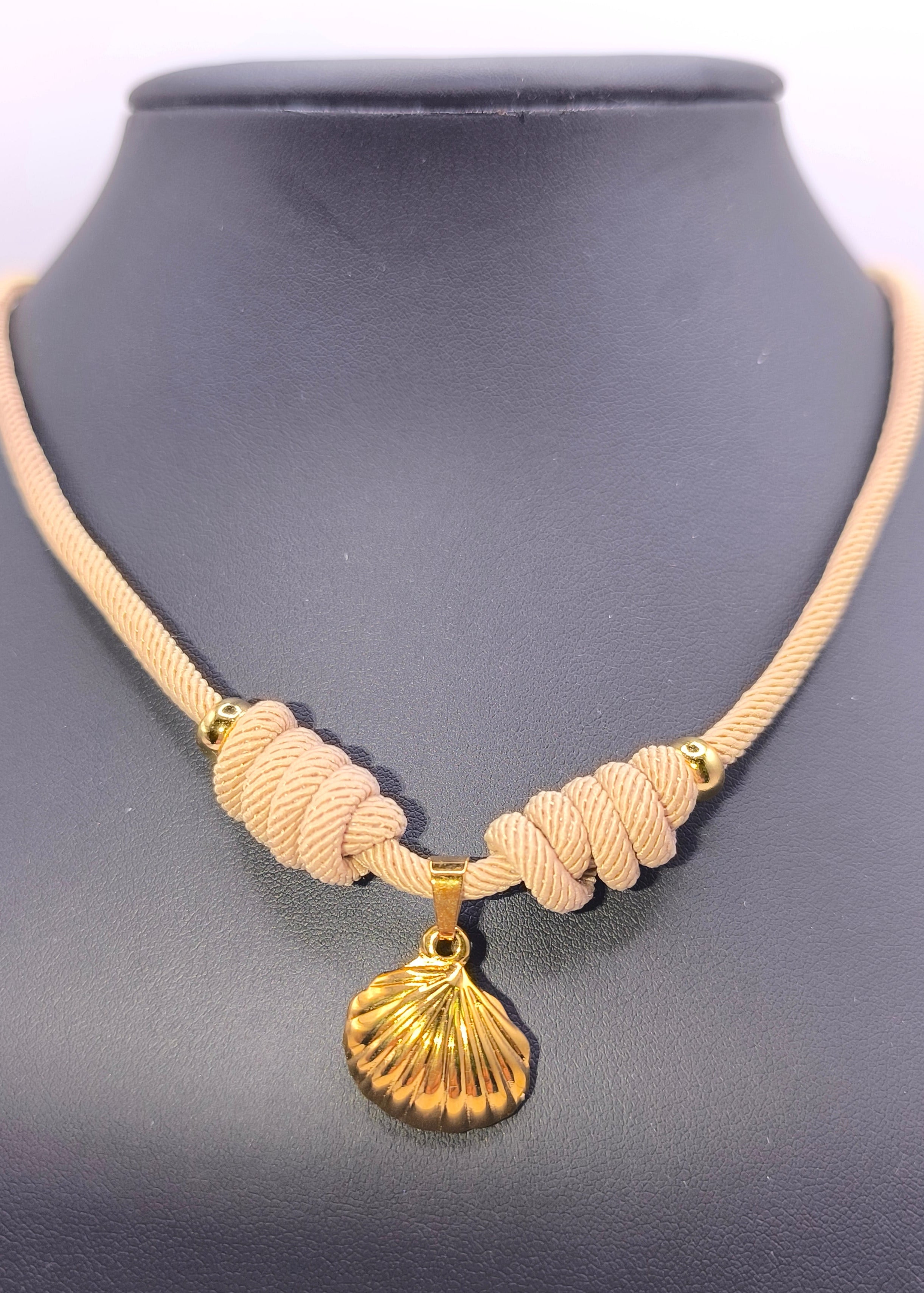 Halskette aus Seil beige mit Muschelanhänger aus Edelstahl gold