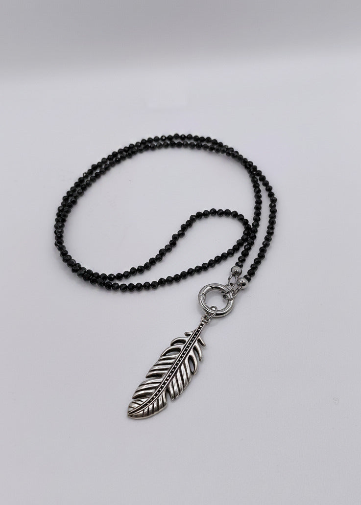 Lange Perlen Halskette "Feder" schwarz/silber