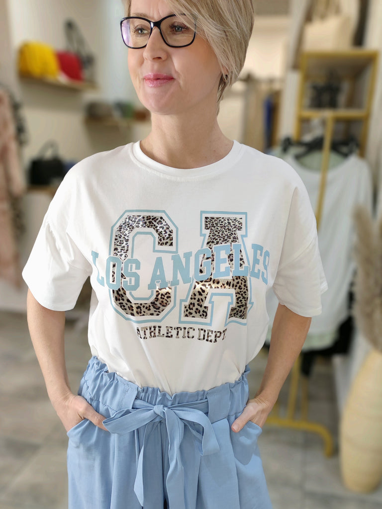 Modisches weißes T-Shirt mit Print LA in hellblau und Leo (38-42/44)
