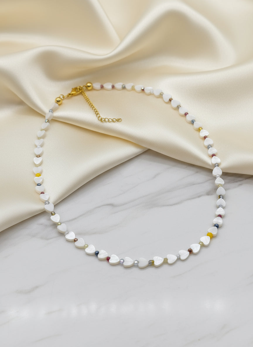 Perlmuttkette mit Herzen und bunten Steinen
