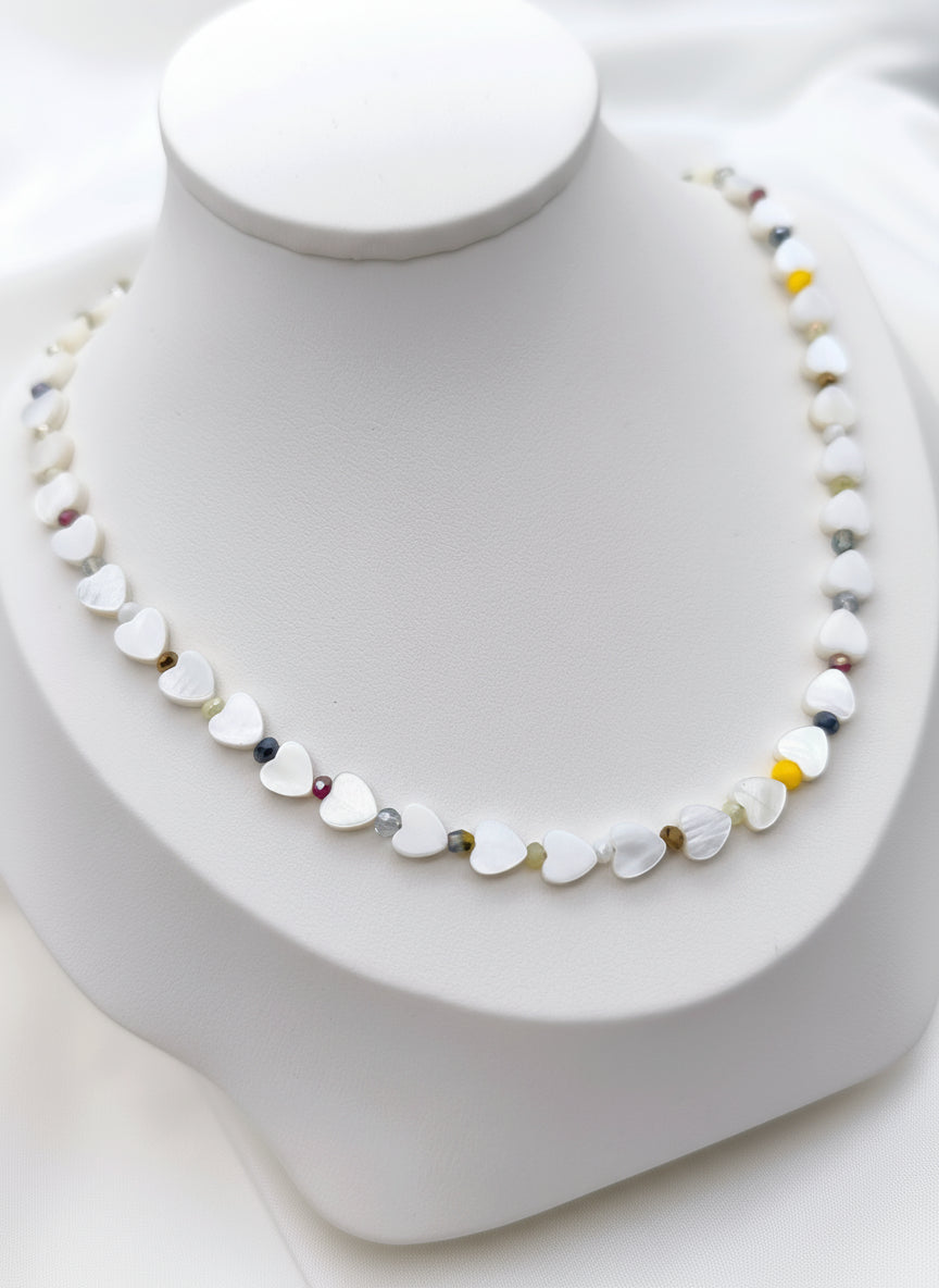 Perlmuttkette mit Herzen und bunten Steinen
