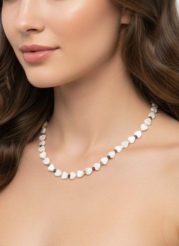 Perlmuttkette mit Herzen und bunten Steinen