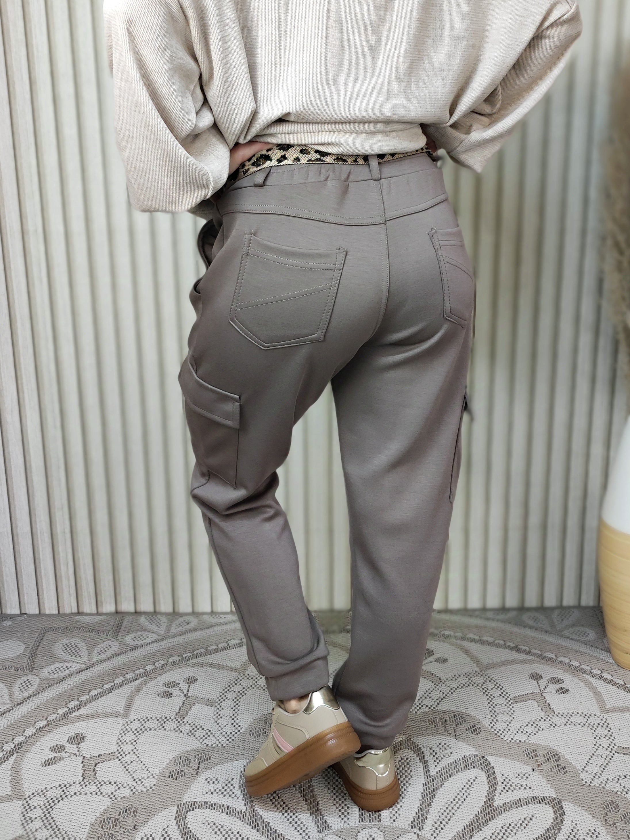 Weiche Hose taupe mit Leogürtel (36-42)