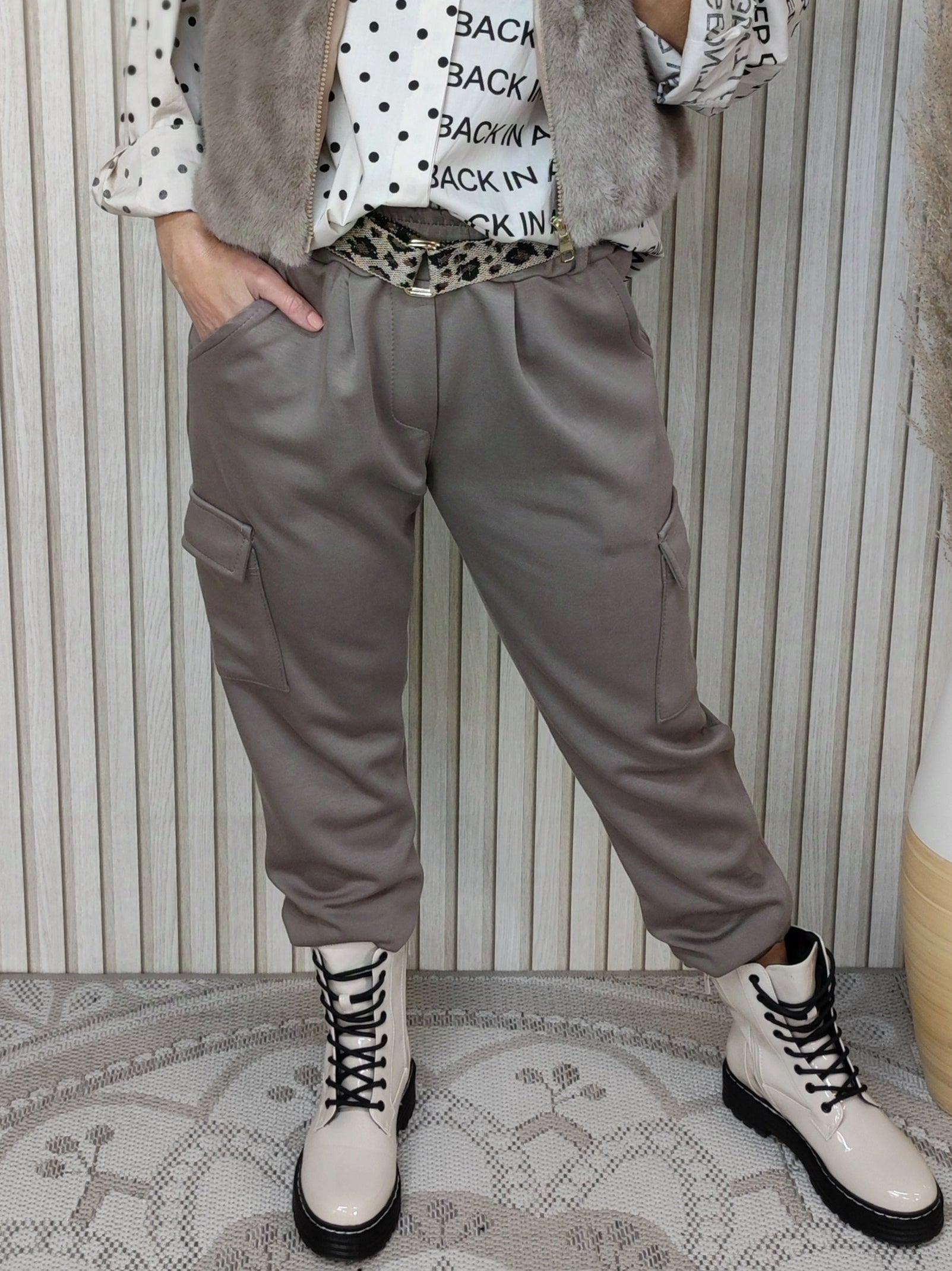 Weiche Hose taupe mit Leogürtel (36-42)