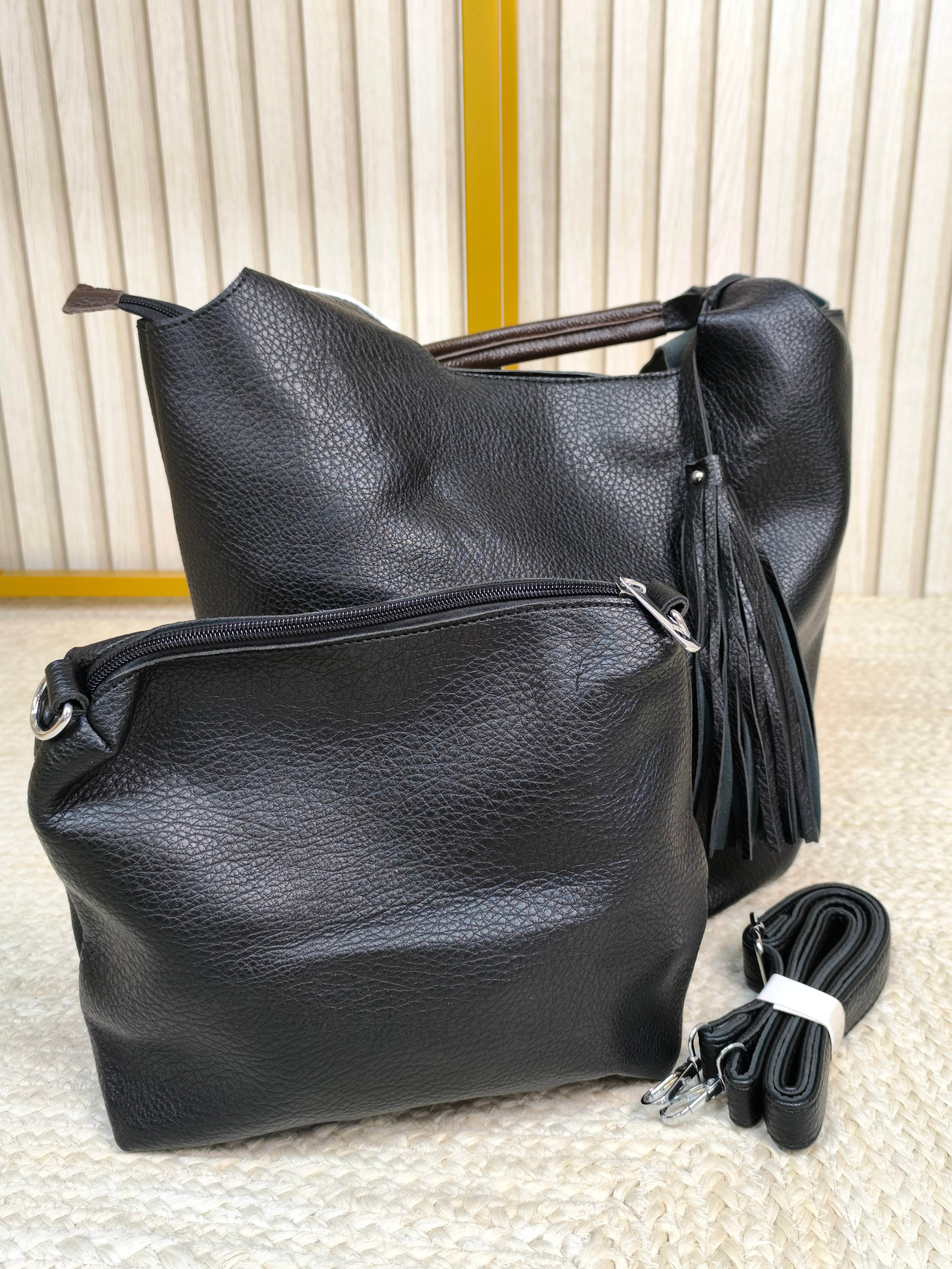 Bag in Bag Tasche in schwarz mit Quaste