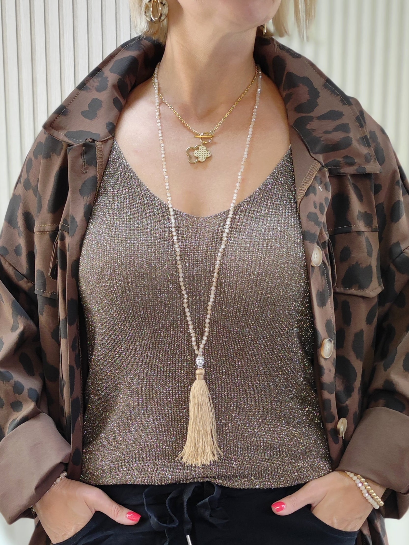 Lange, feine Perlenkette beige mit Quaste