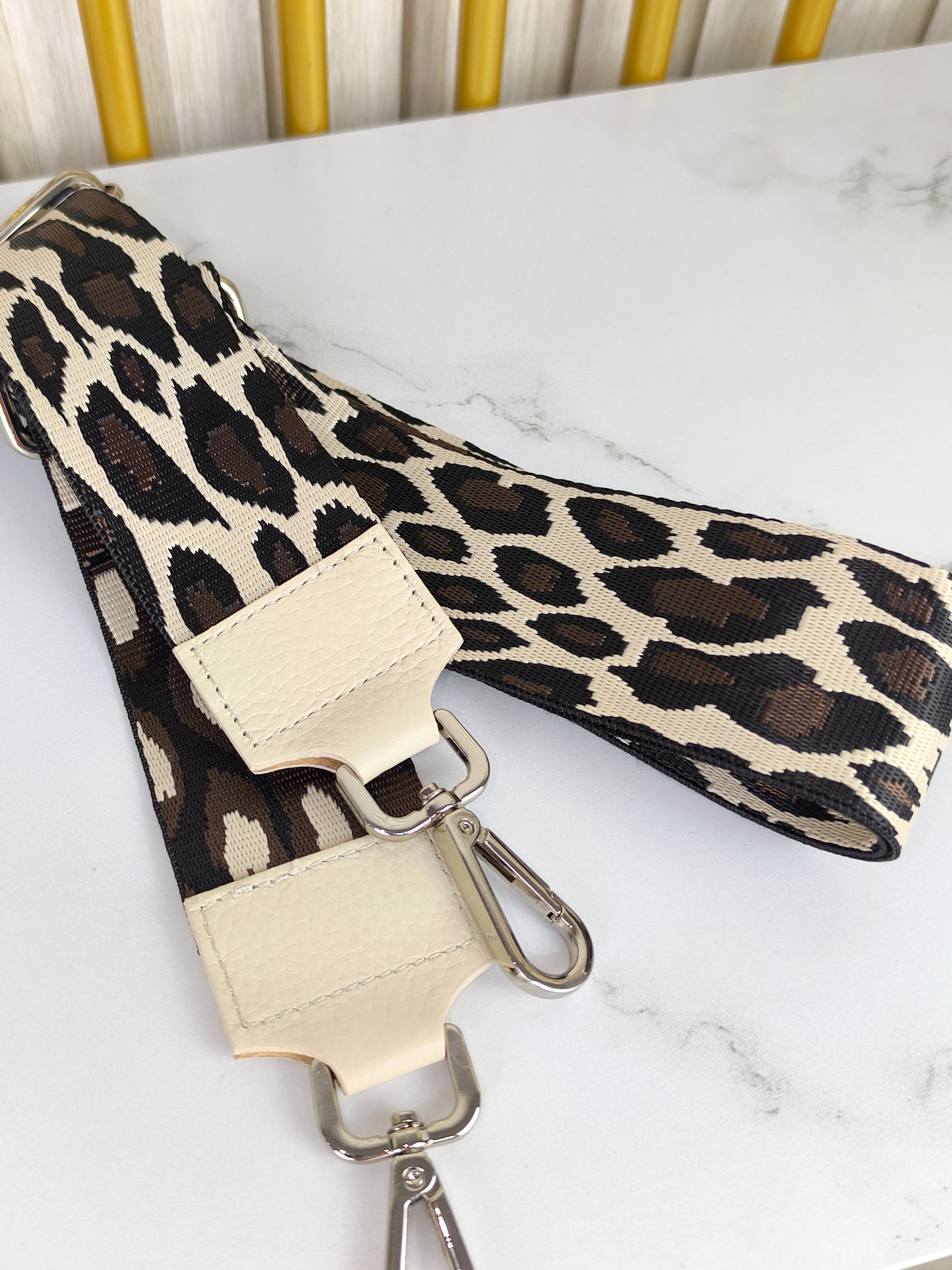 Breiter Taschengurt im Leo Design
