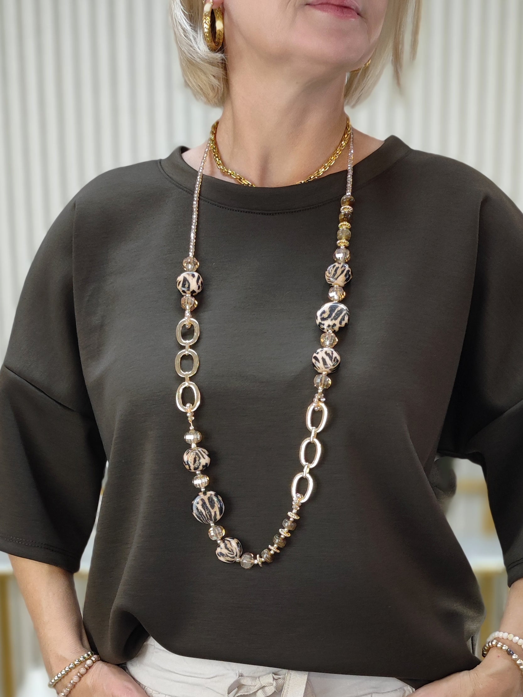 Lange Perlenkette beige/gold mit Leo