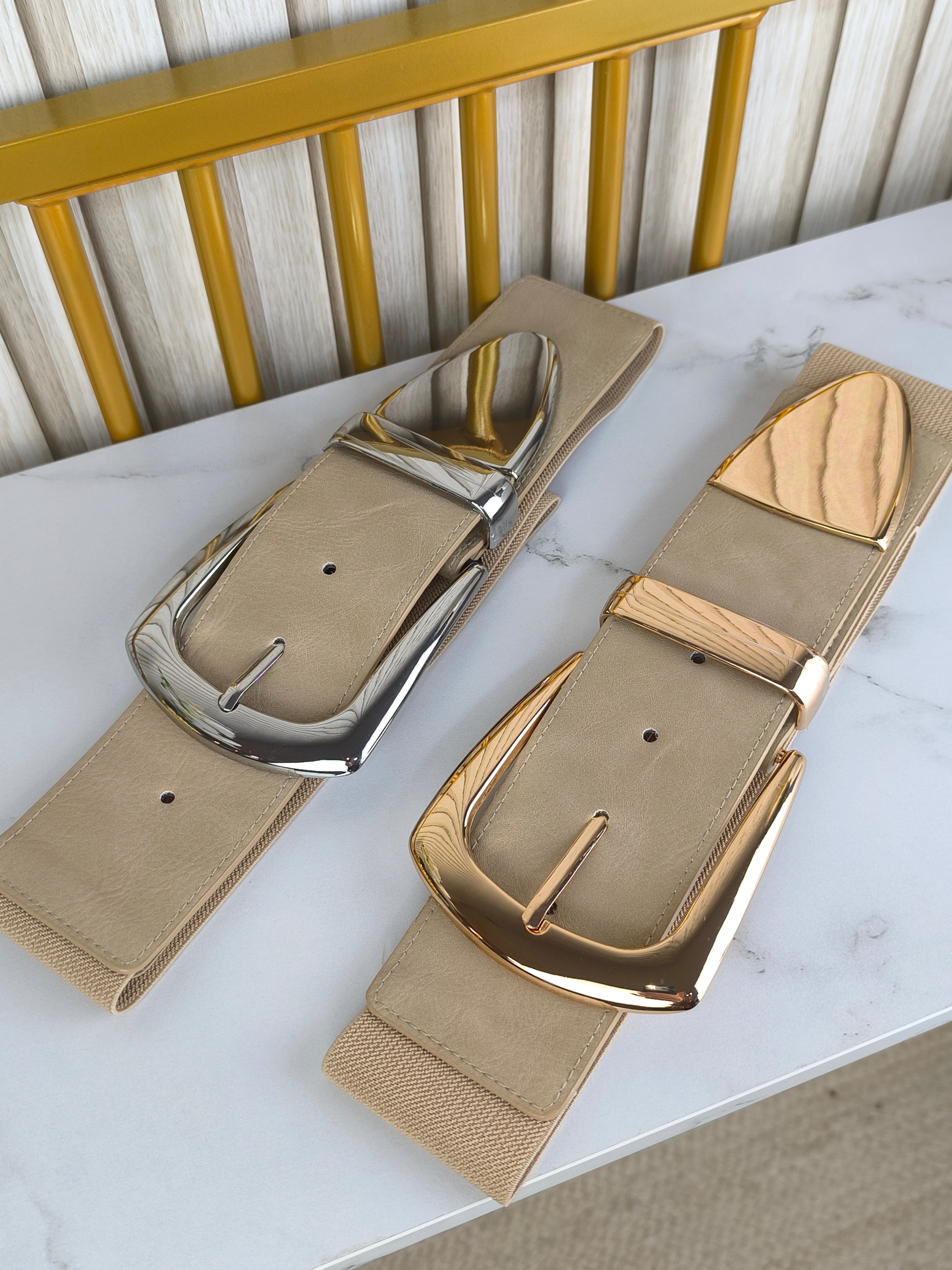 Stylischer Stretch Gürtel beige mit Schnalle in gold oder silber (80/85cm)