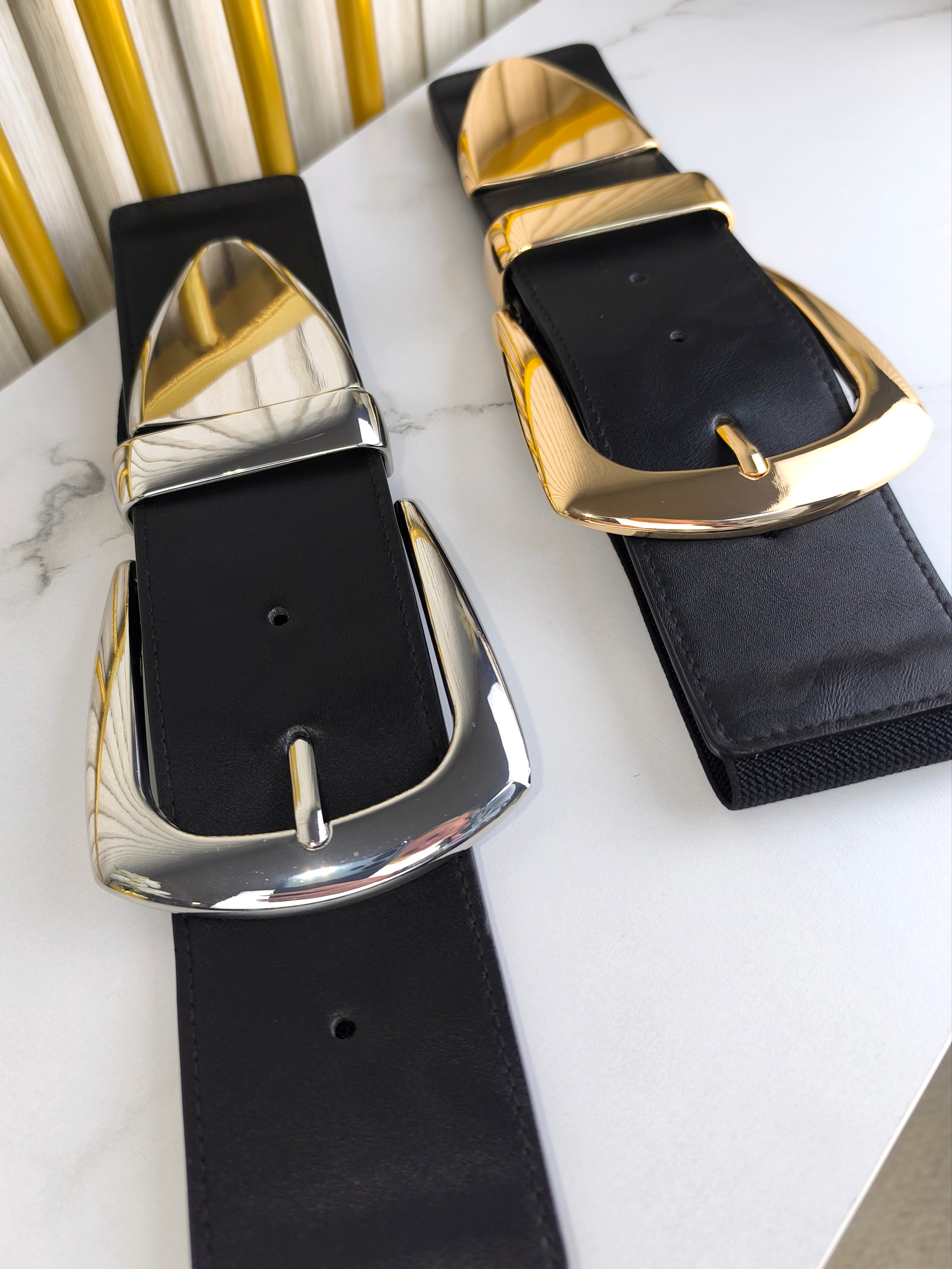 Stylischer Stretch Gürtel schwarz mit Schnalle in gold oder silber (80/85cm)
