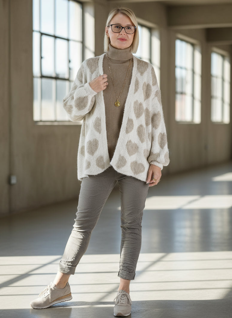 Kuschelige Strickjacke "Herzilein" in beige (38-44)