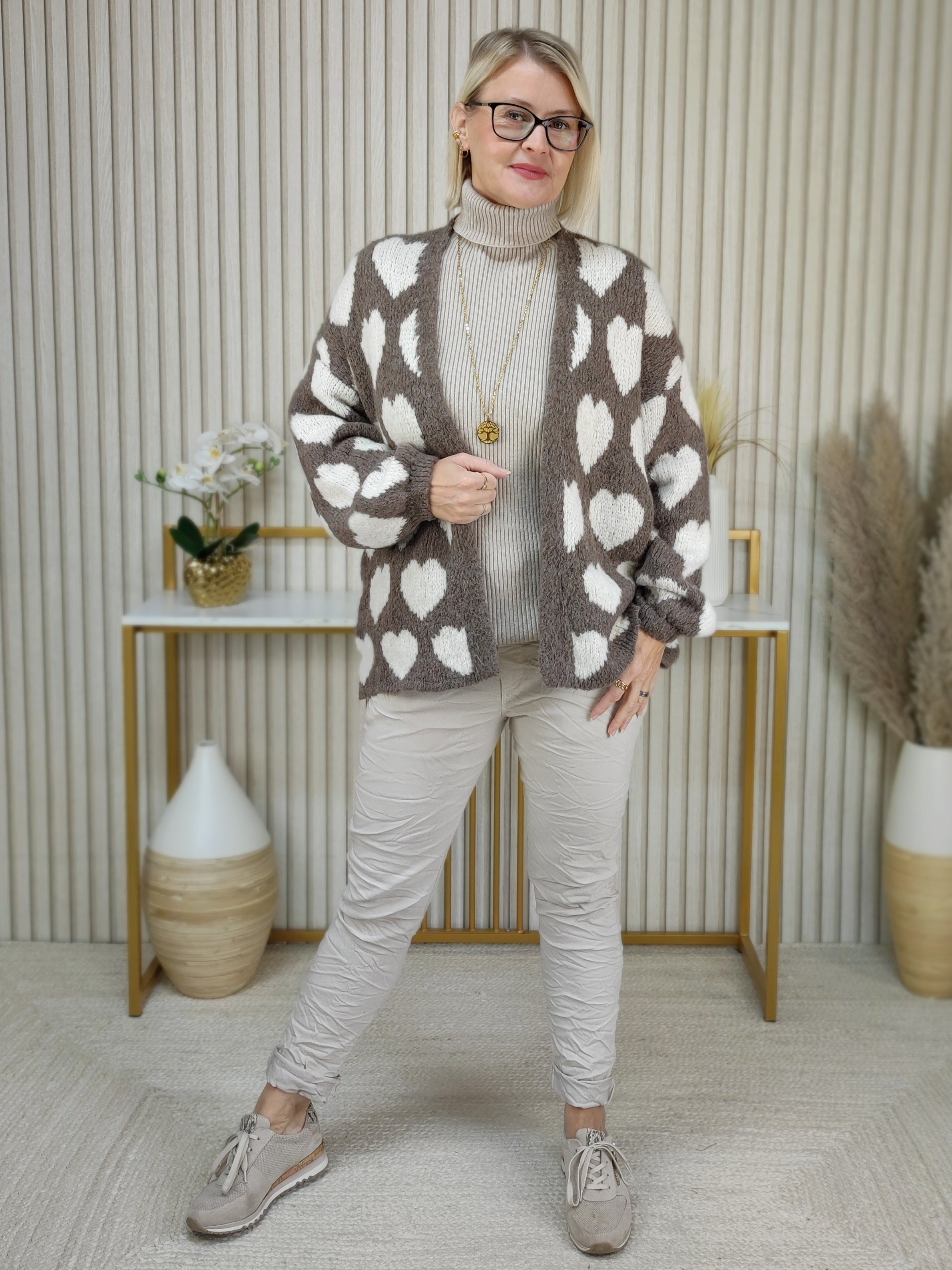 Kuschelige Strickjacke "Herzilein" in mud (38-44)