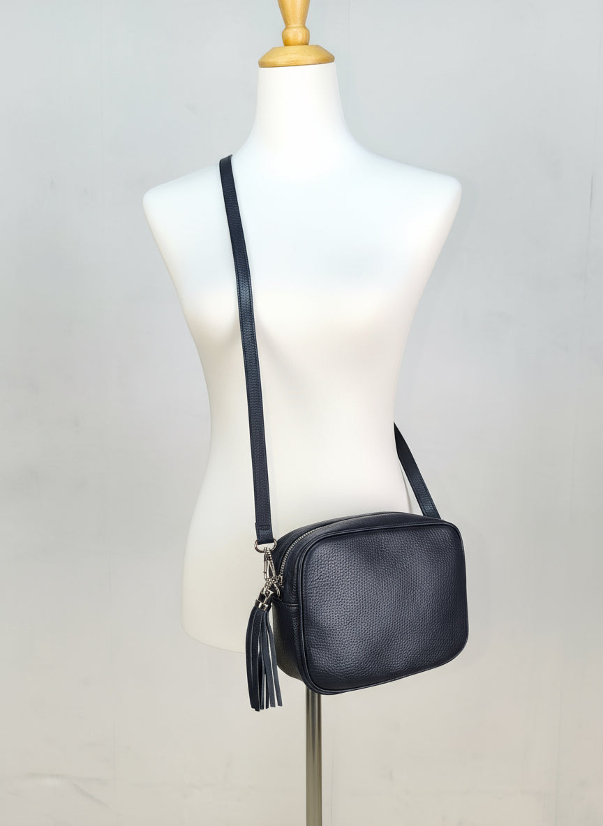 Kleine Umhängetasche aus Leder in marineblau