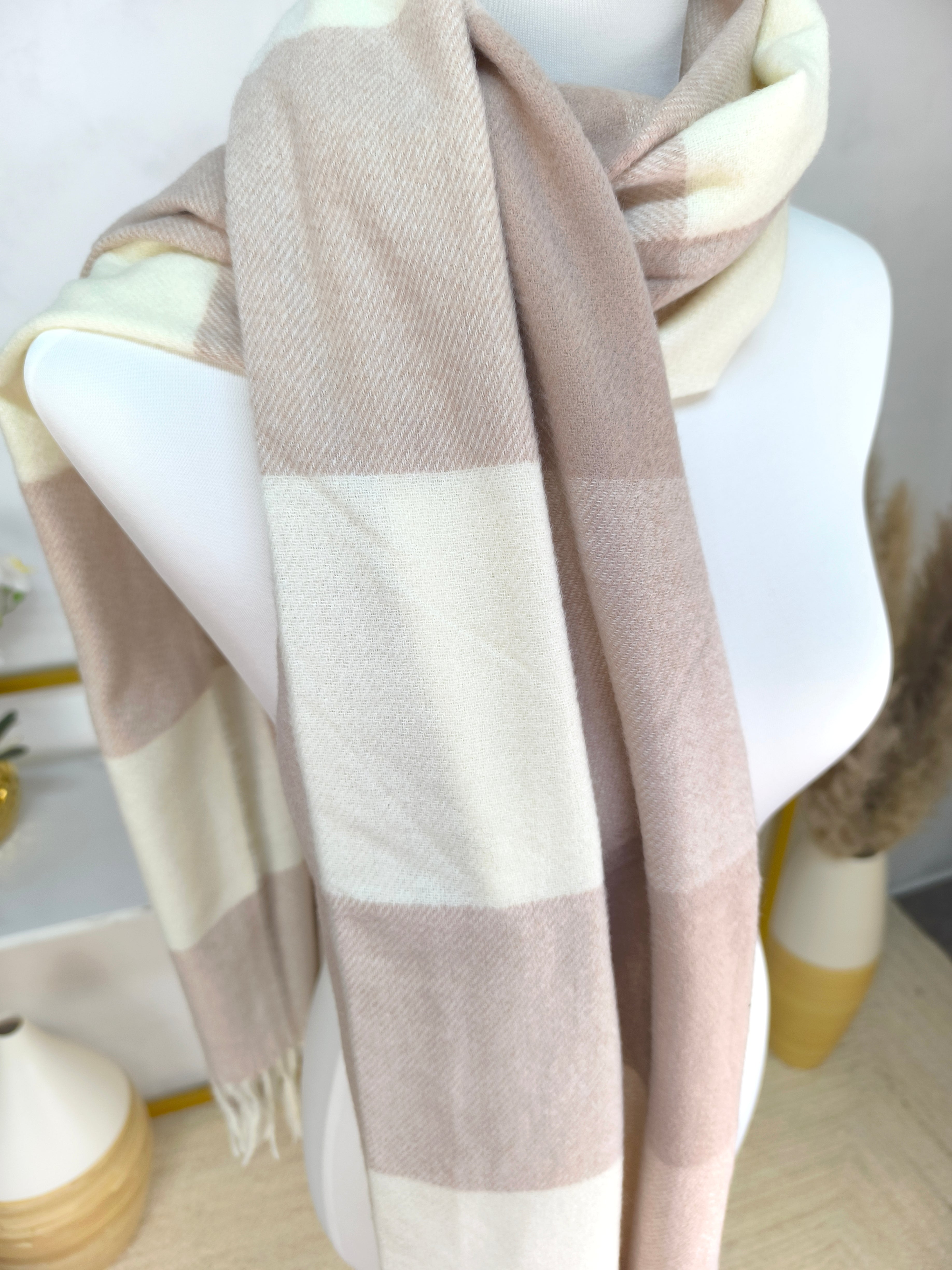 Kuschelschal kariert in beige/wollweiss