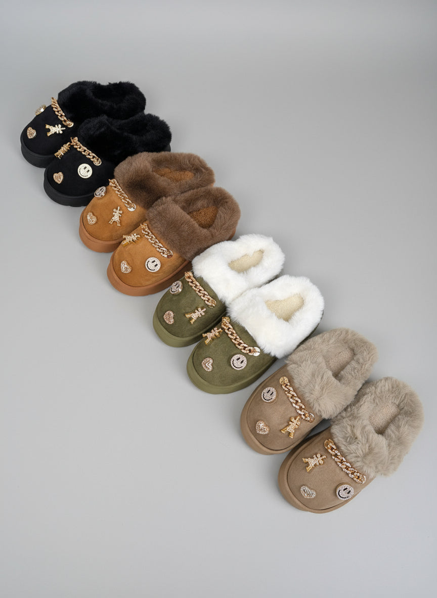 Hausschuhe mit Pins in 4 Farben