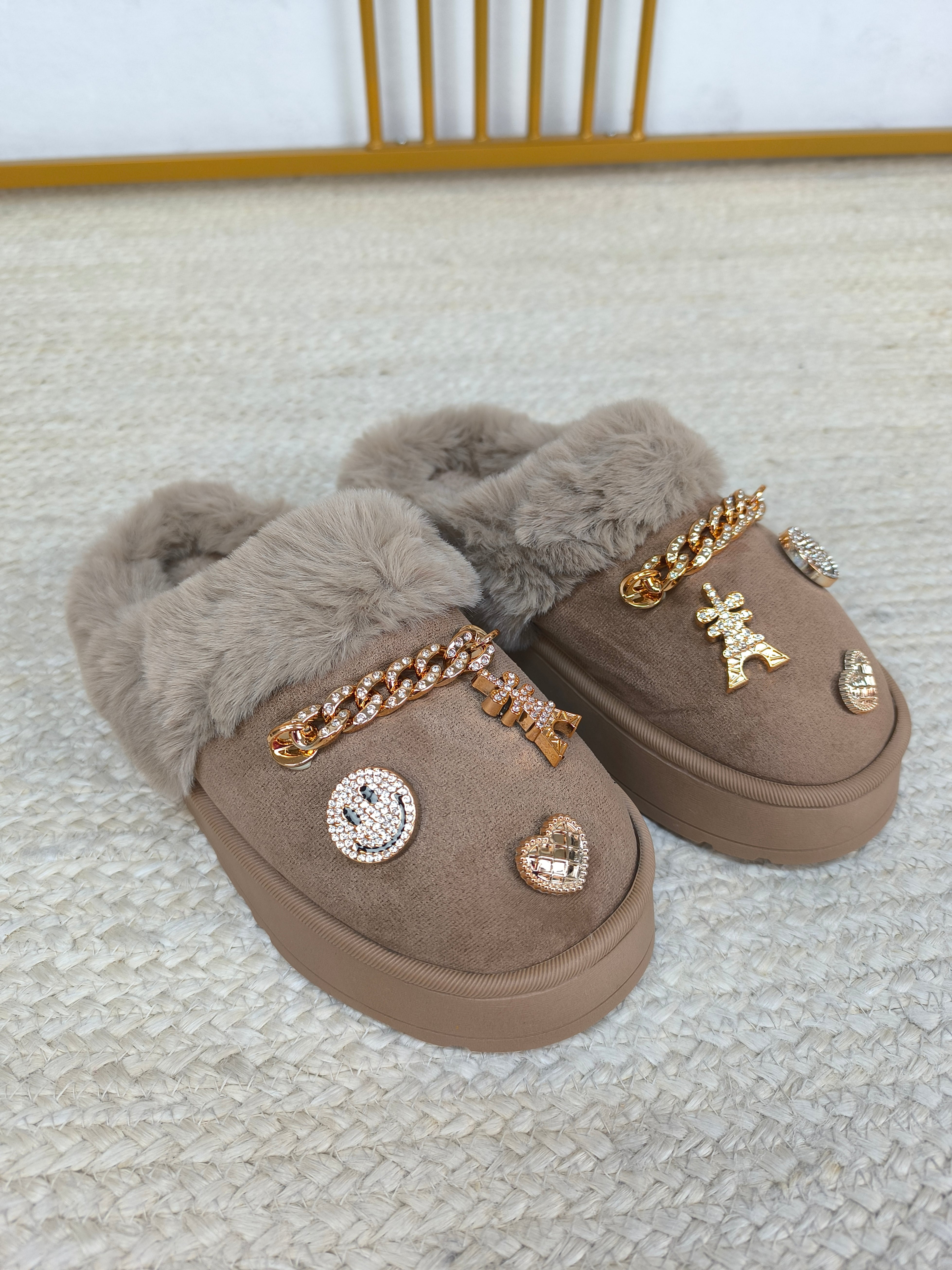 Hausschuhe mit Pins in 4 Farben