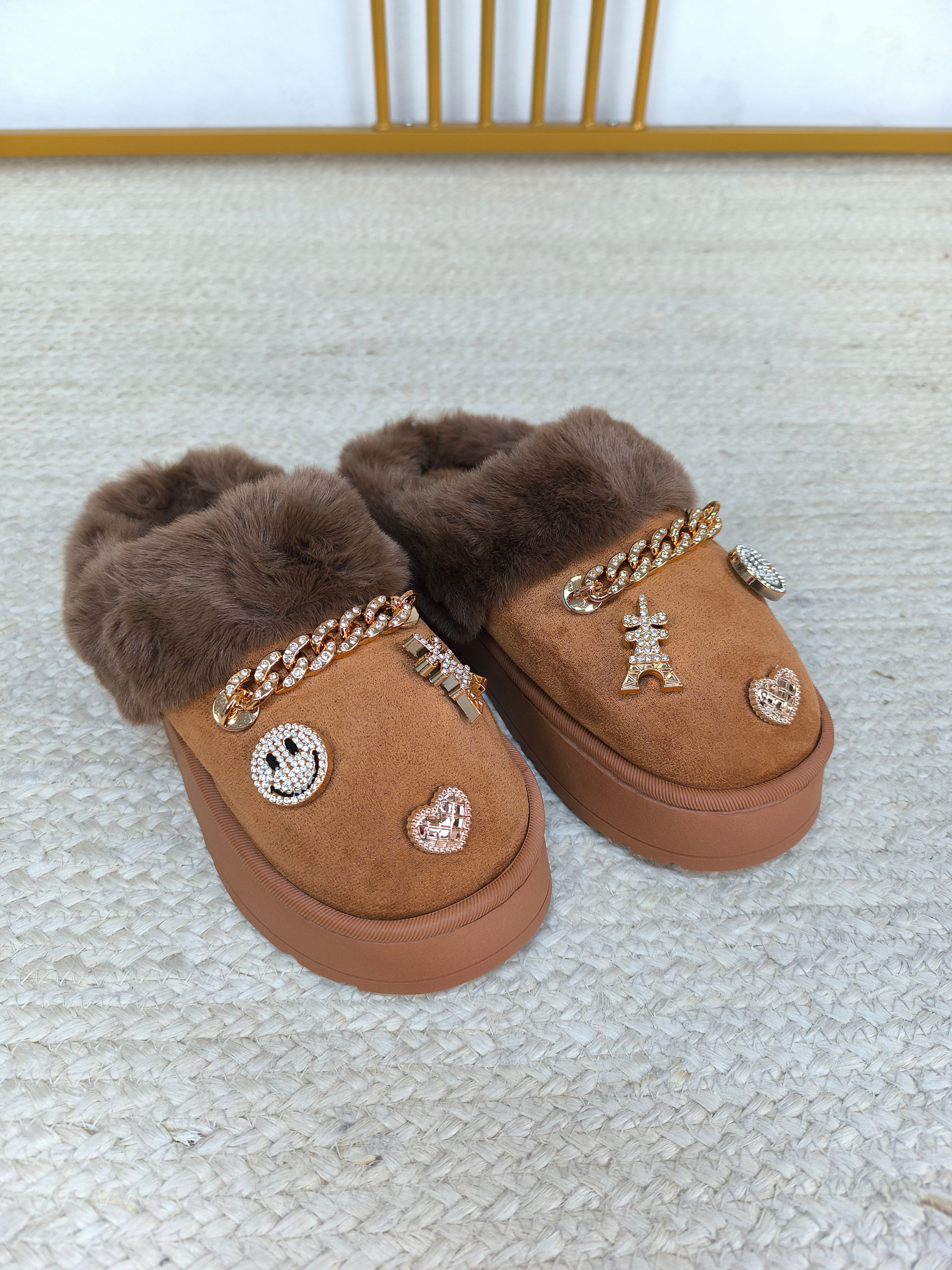 Hausschuhe mit Pins in 4 Farben