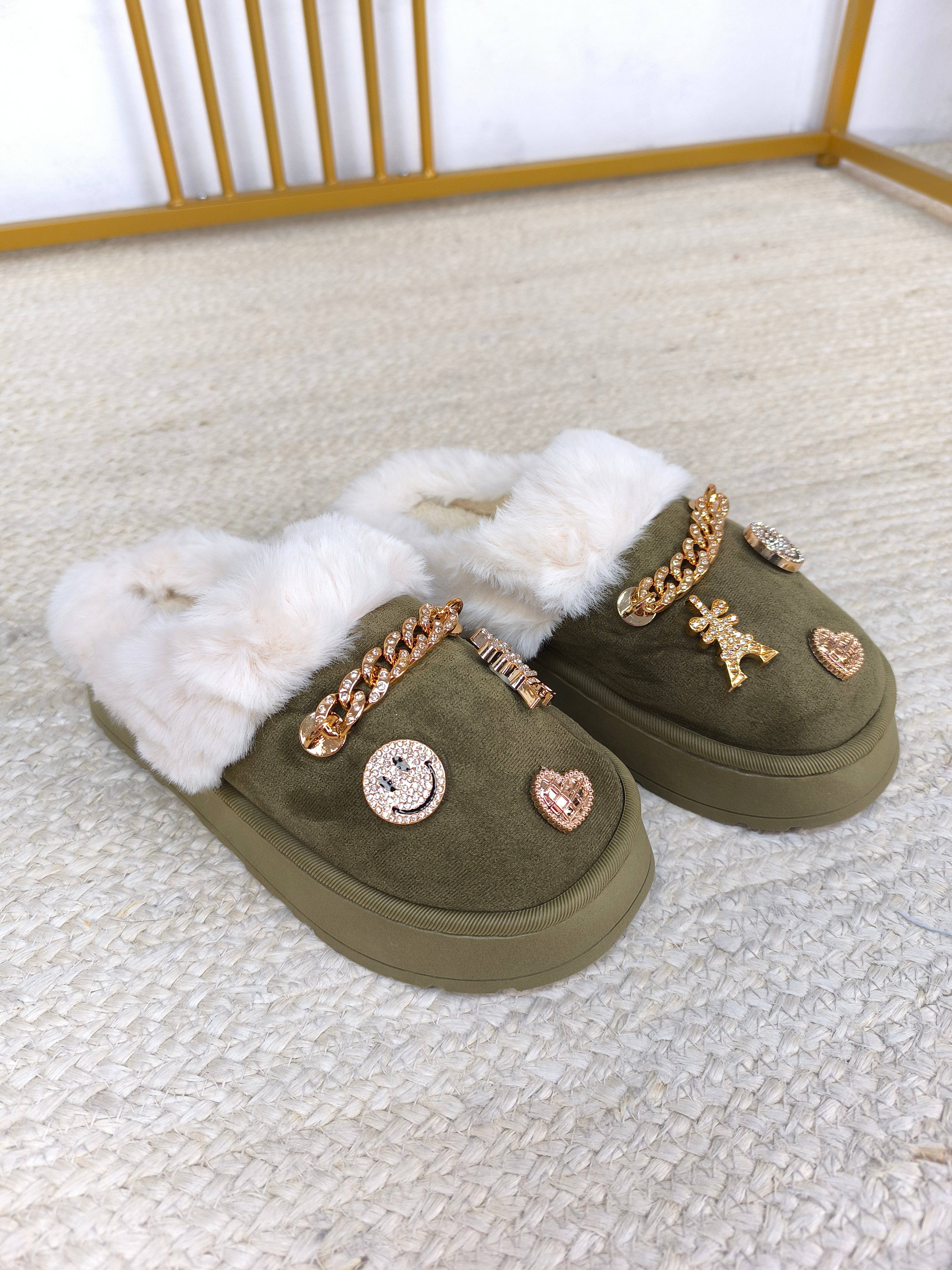 Hausschuhe mit Pins in 4 Farben