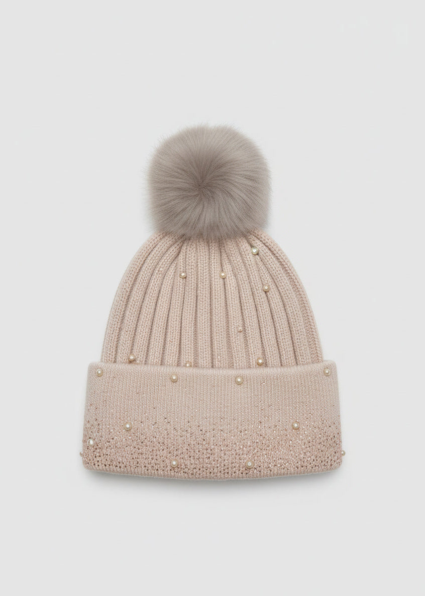 Wintermütze mit Bommel, Strass und Perlen in beige