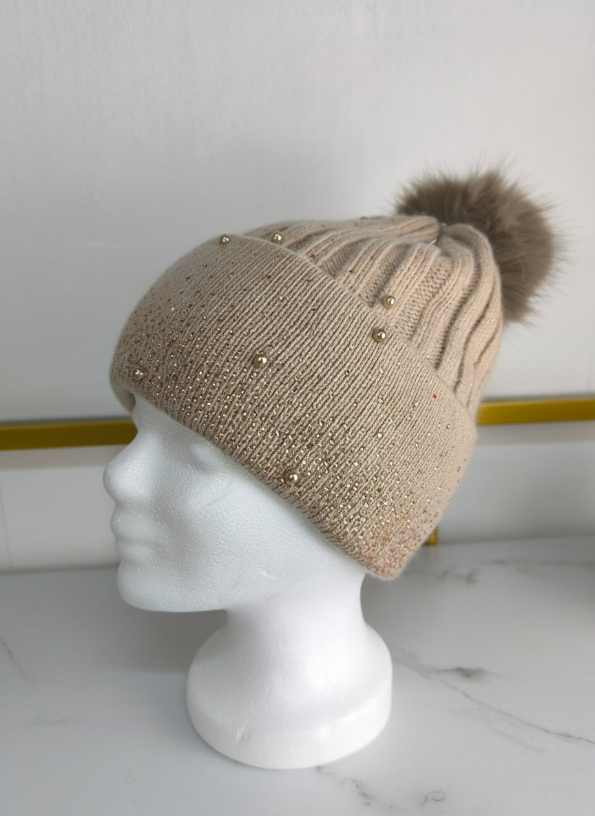 Wintermütze mit Bommel, Strass und Perlen in beige