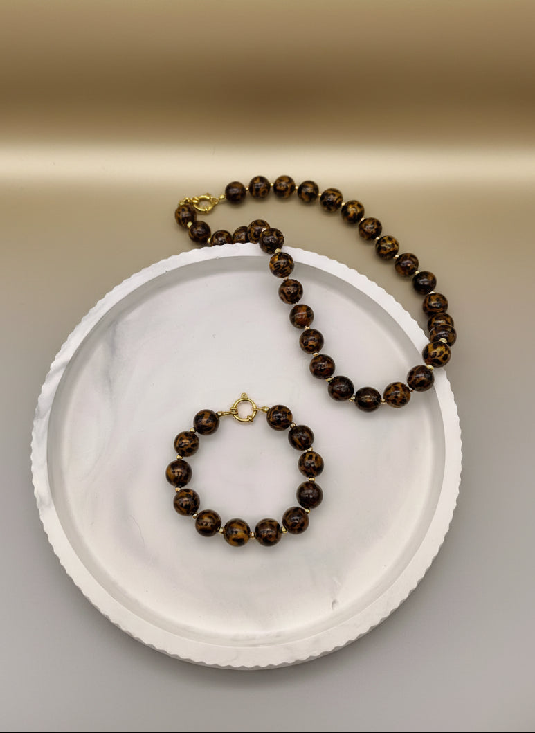 Braunes Armband mit Leoperlen