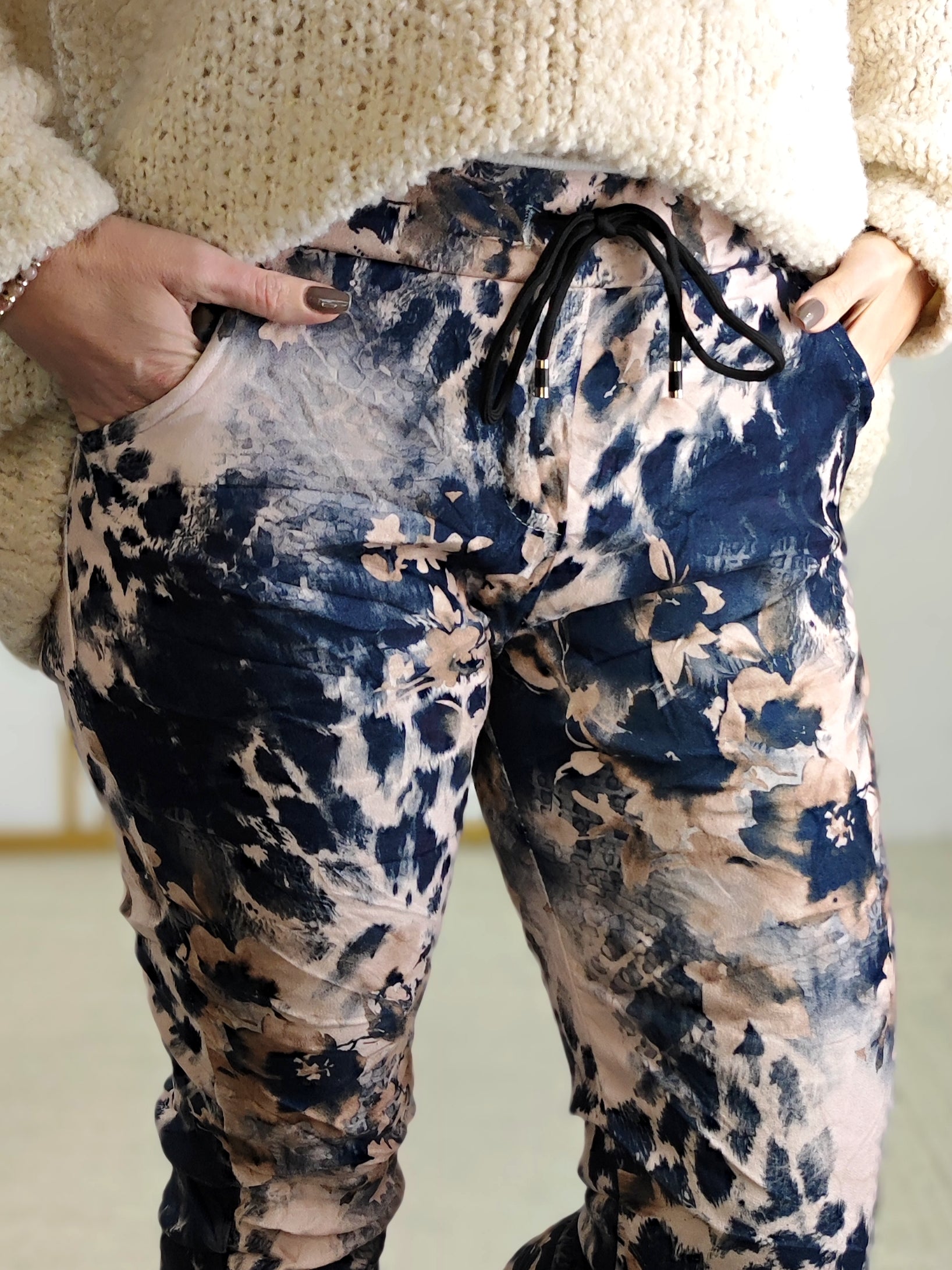 Gemusterte Hose/Joggpant beige/dunkelblau (38-42/44)