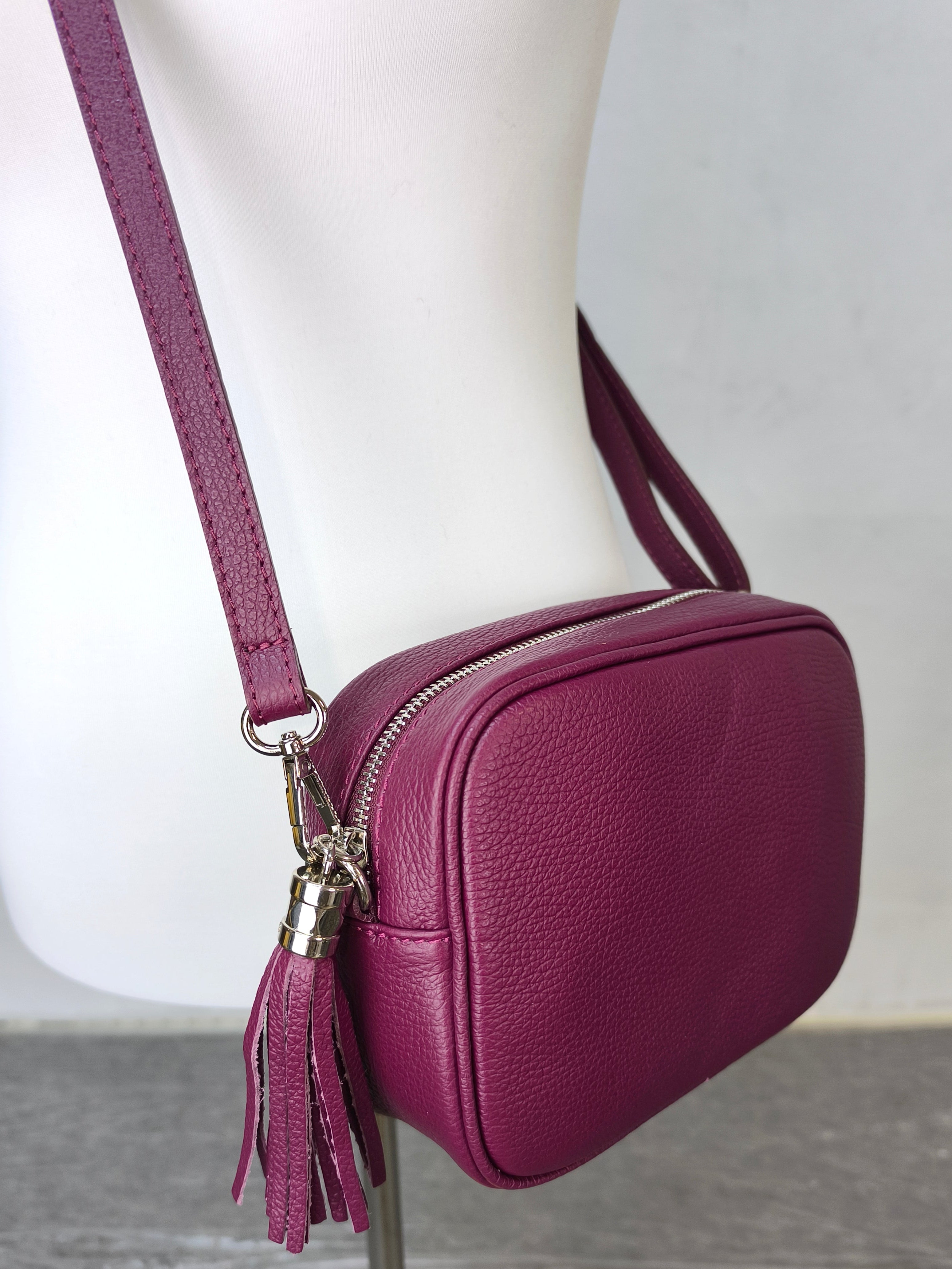 Kleine Umhängetasche aus Leder in vino