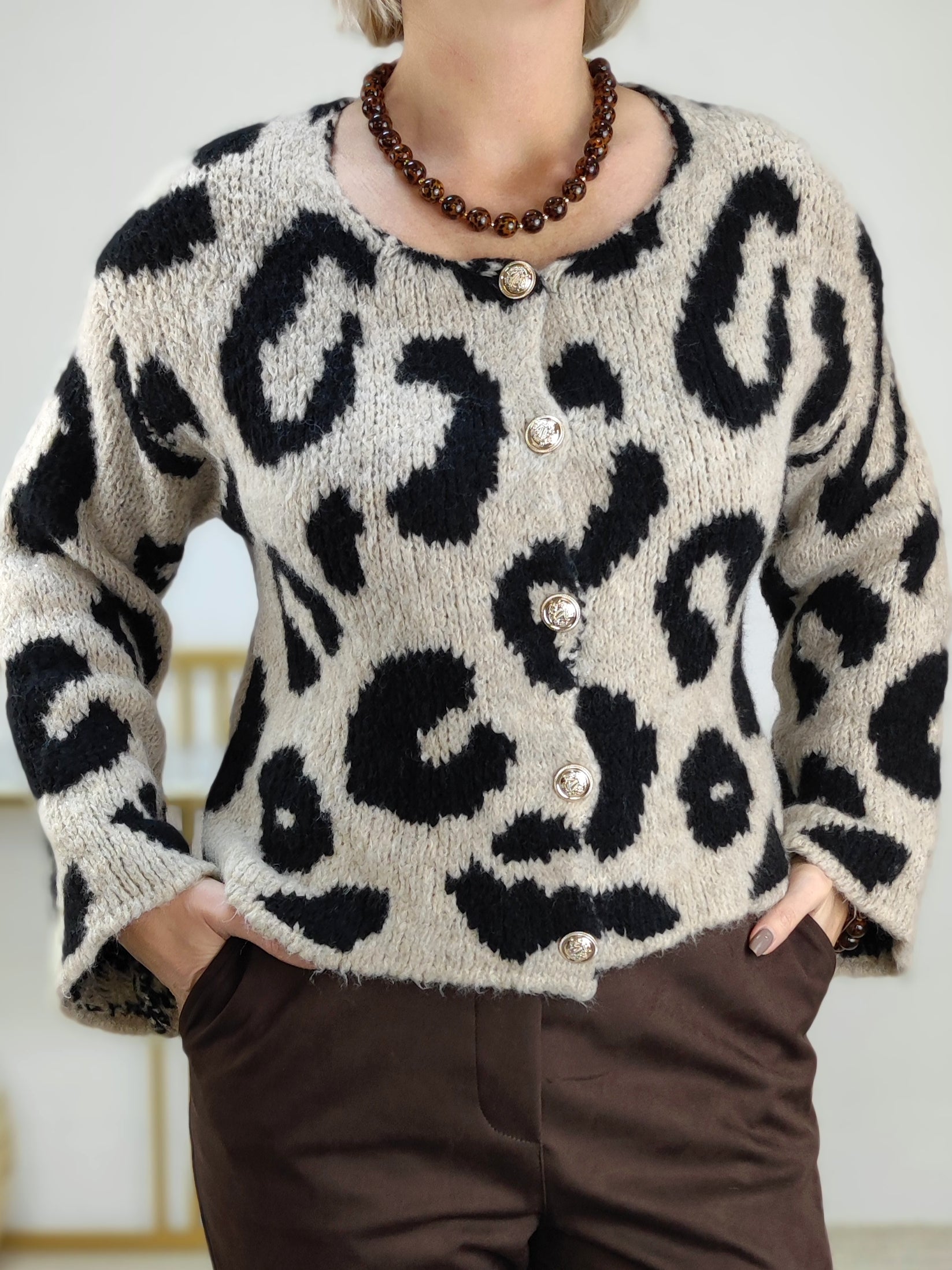 Kuschelige Strickjacke/Jackenpullover in dunkelbeige/schwarz (36-42)