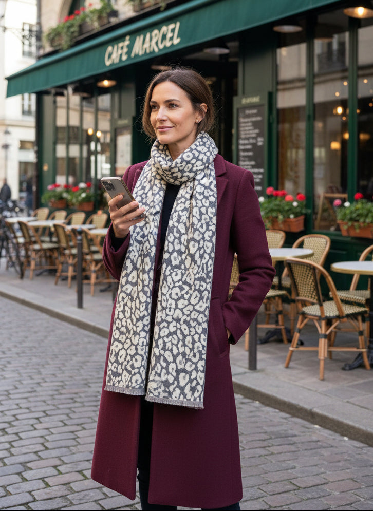 Weicher Kuschelschal in grau/beige mit Leo Musterung