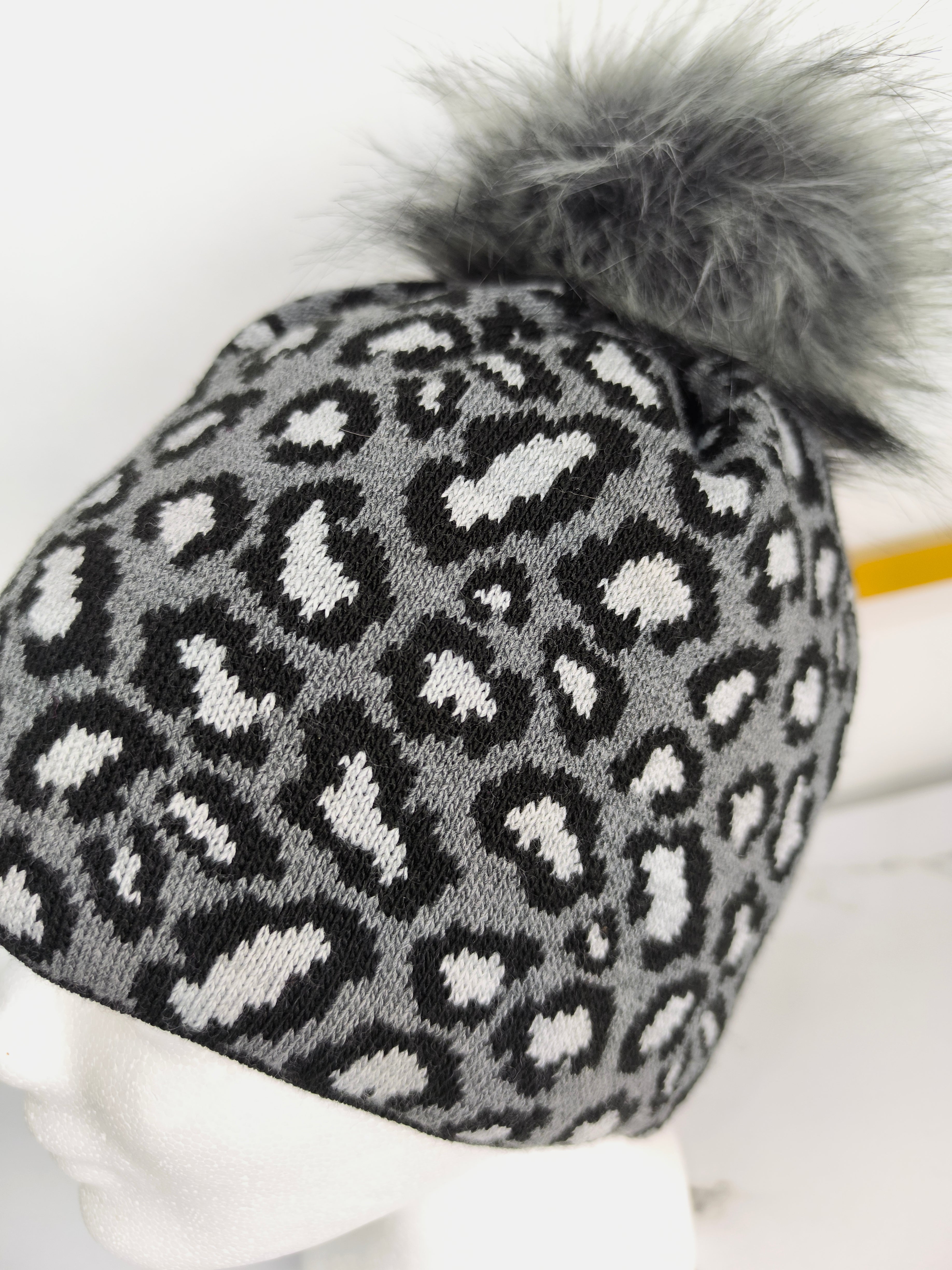 Wintermütze mit Bommel im Leo Design grau/schwarz