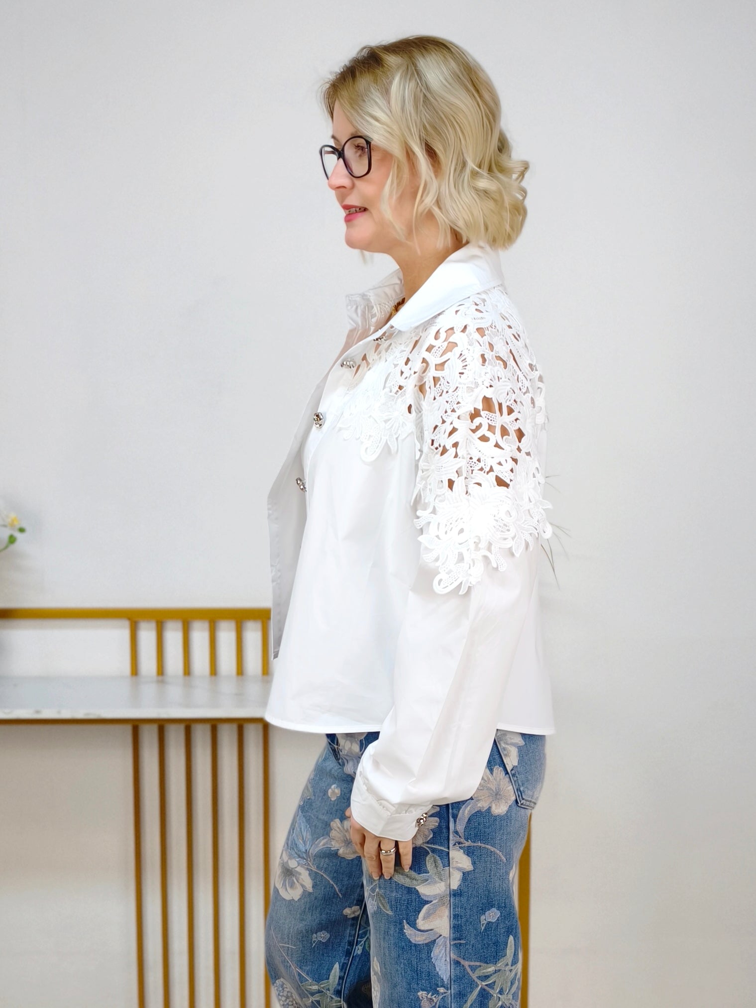Weisse Baumwoll - Bluse mit Spitze (bis Grösse 42)