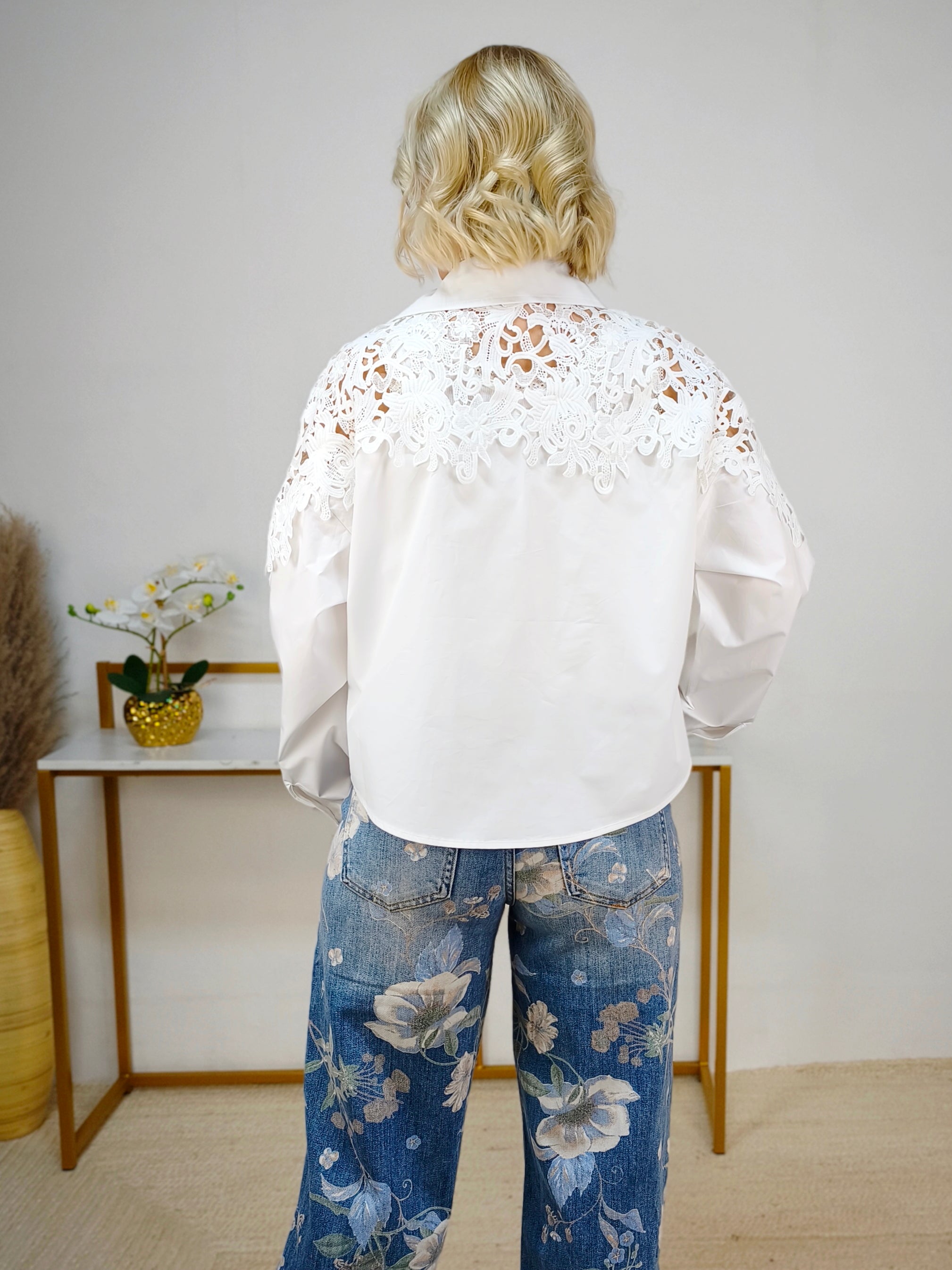 Weisse Baumwoll - Bluse mit Spitze (bis Grösse 42)