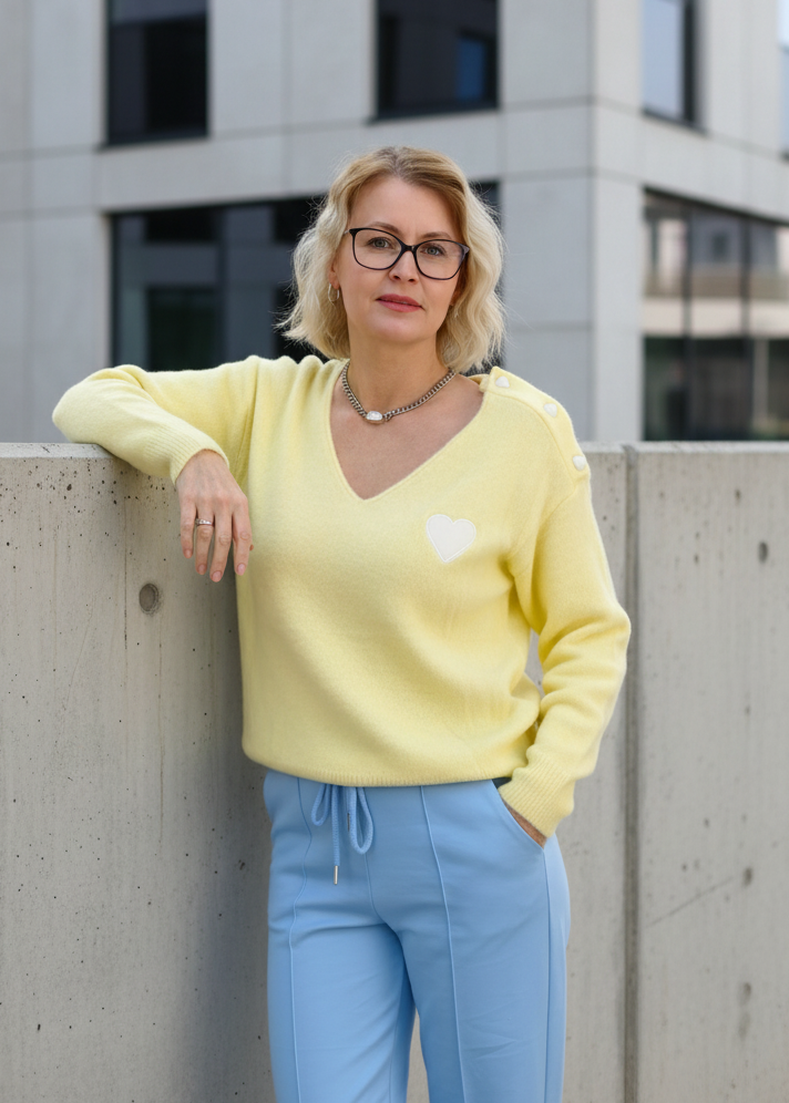 Leichter Pulli mit Herzchen in buttergelb (36-42)