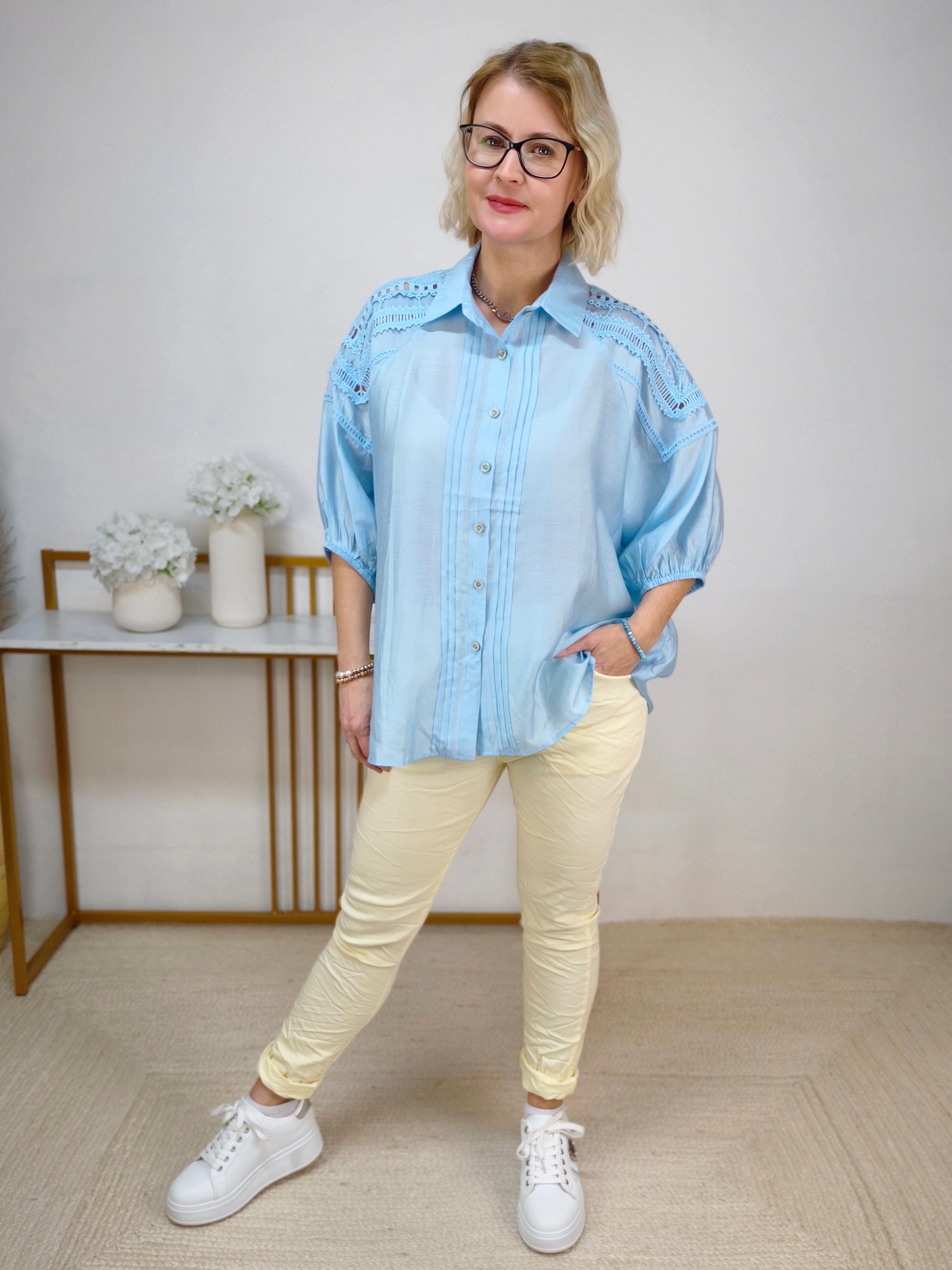 Hellblaue Bluse mit schönen Details (40-44)