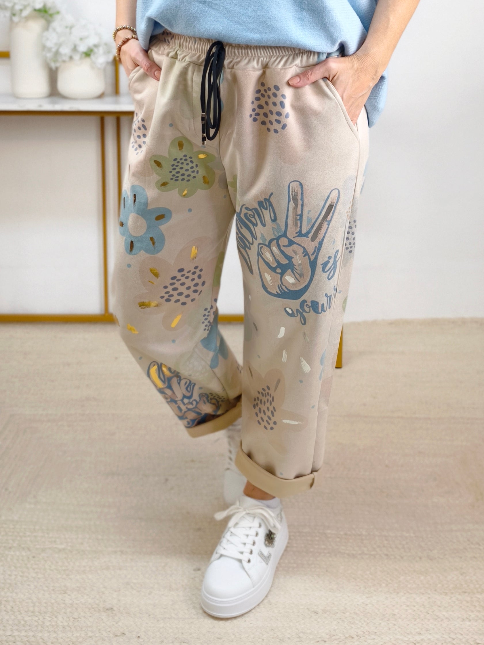 Bequeme Stoffhose in beige mit coolem Druck B (38-42/44)