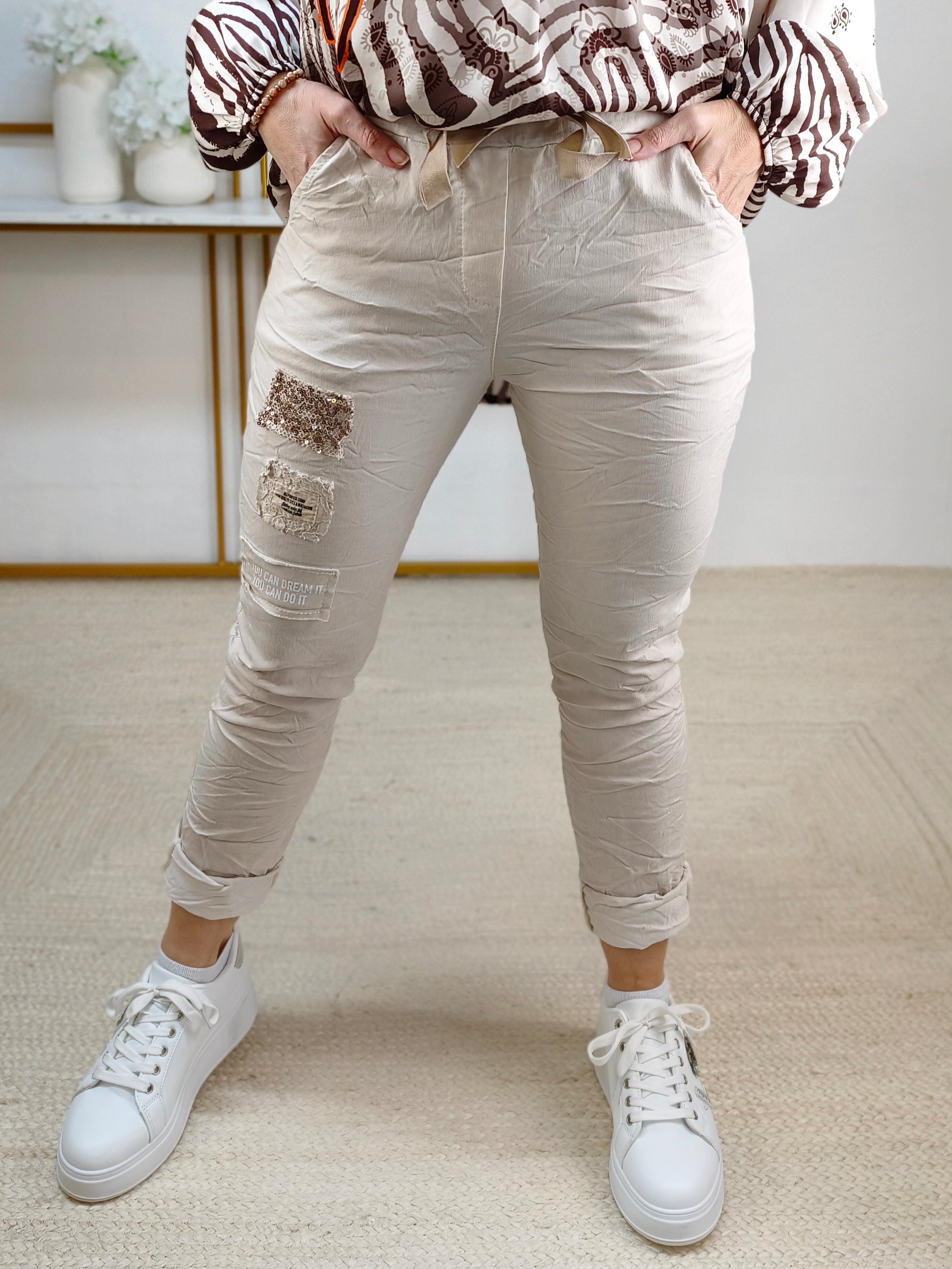 Stretchhose/Joggpant beige mit Applikationen (36-42)