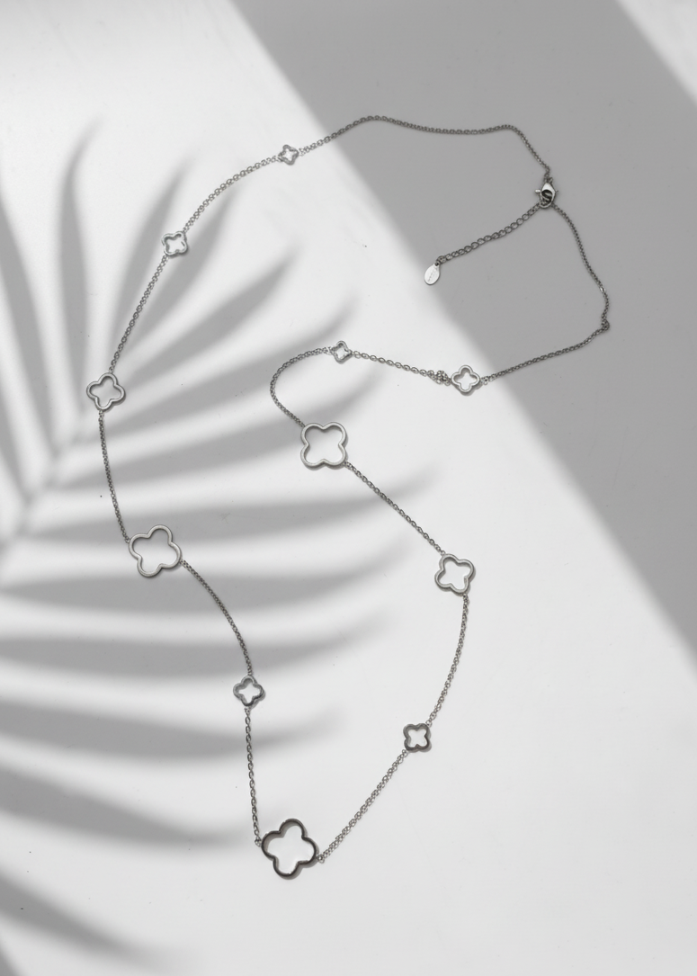 Feine, lange Halskette "Clover" aus Edelstahl silberfarben