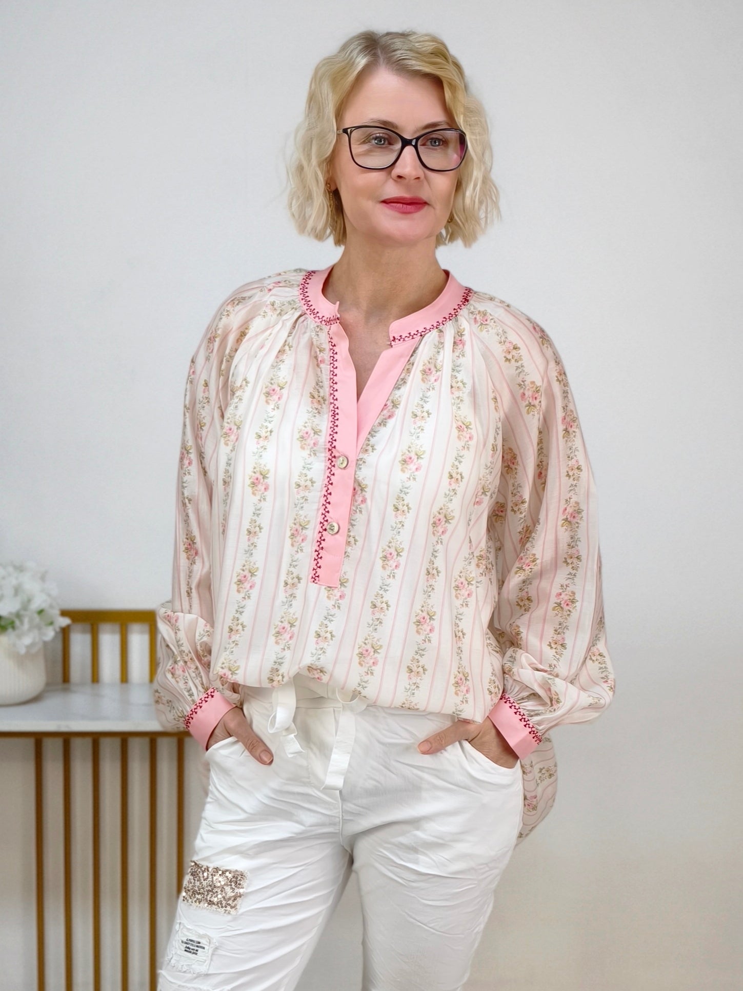 Verspielte Bluse mit floralem Muster in zartem rosa & beige (40-44)