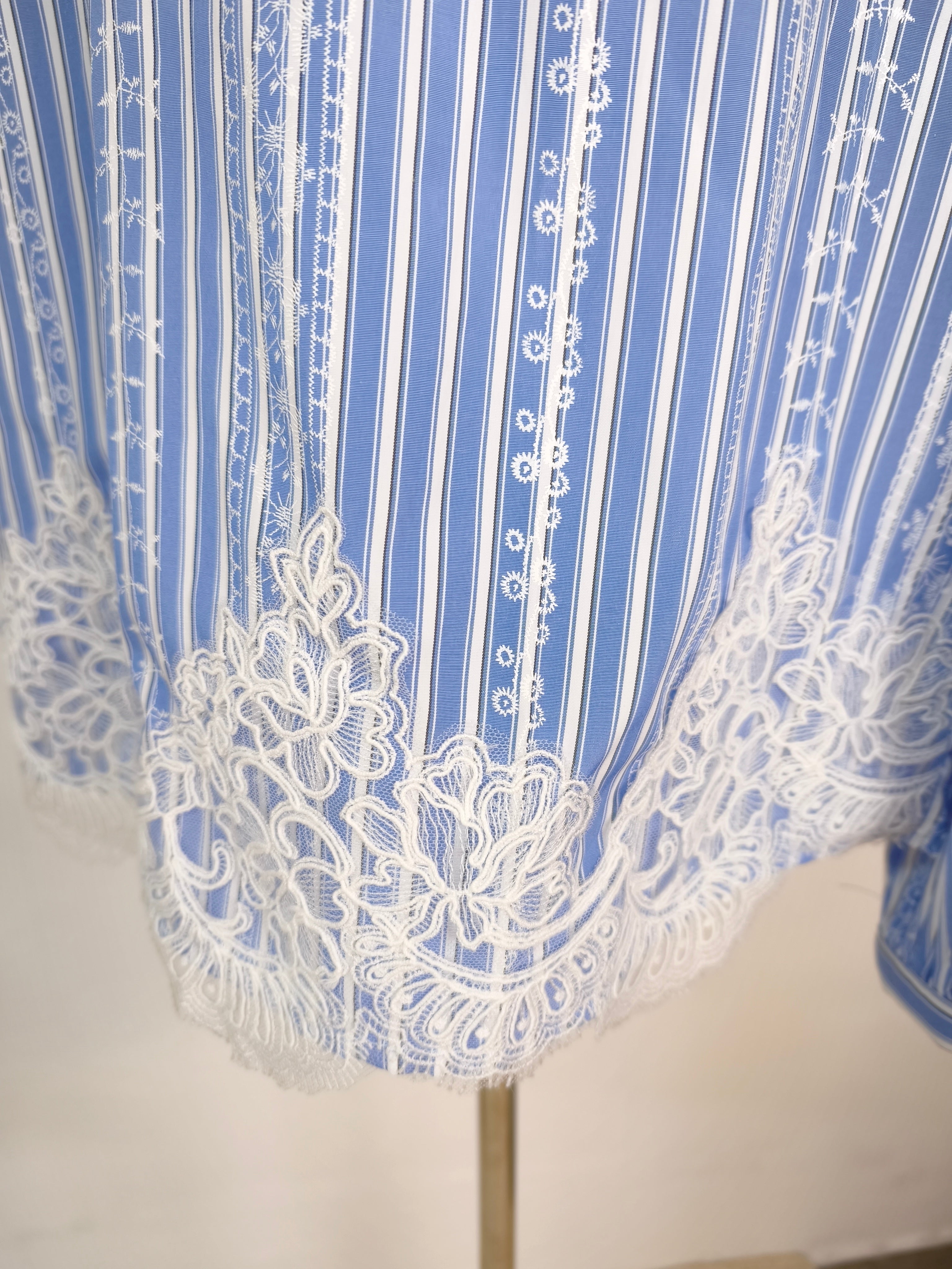 Gestreifte Bluse mit Spitzenbordüre blau/weiss (38-42)