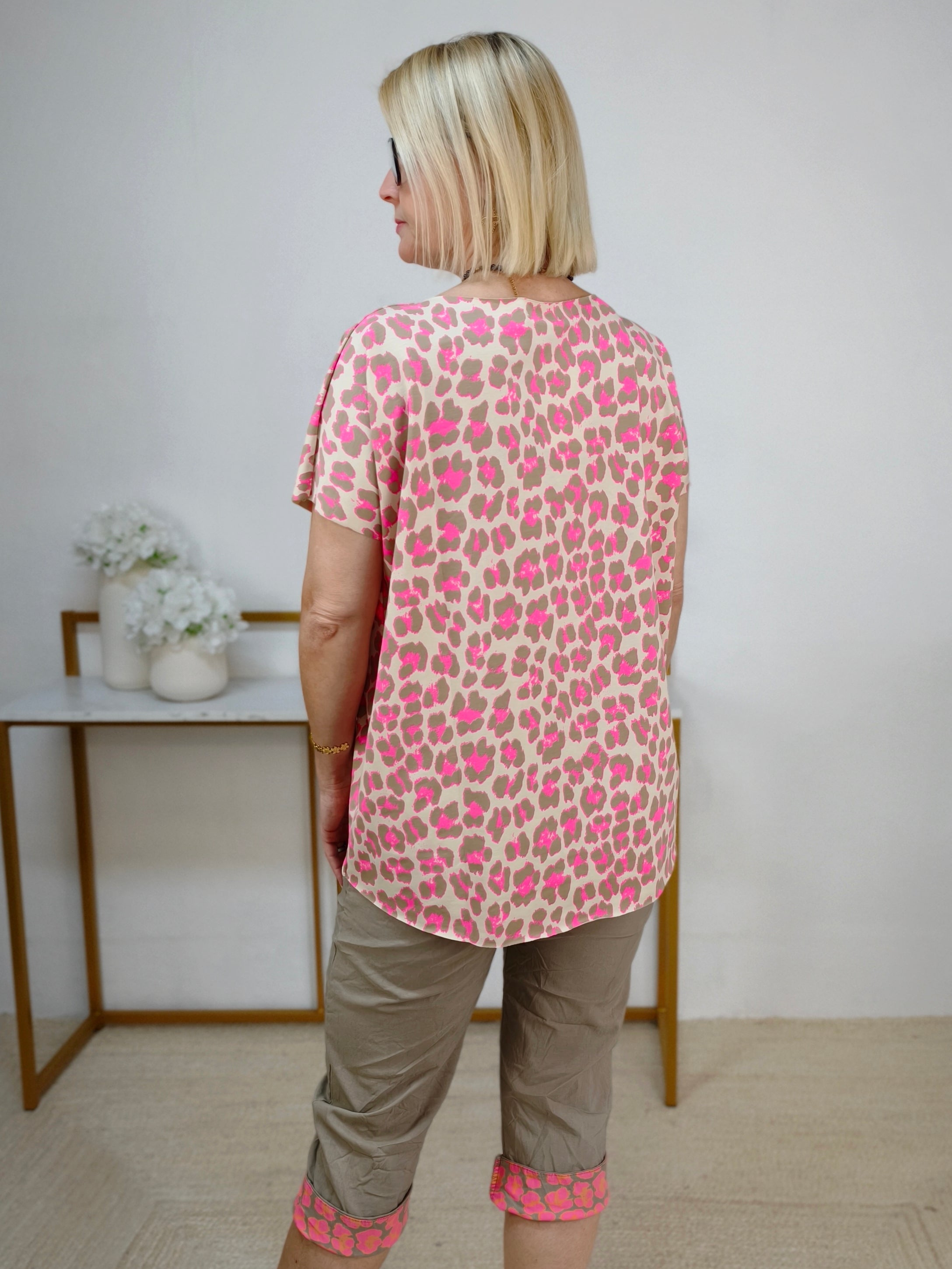 Leichtes Shirt in beige/pink mit Leo aus Baumwolle (38-42/44)